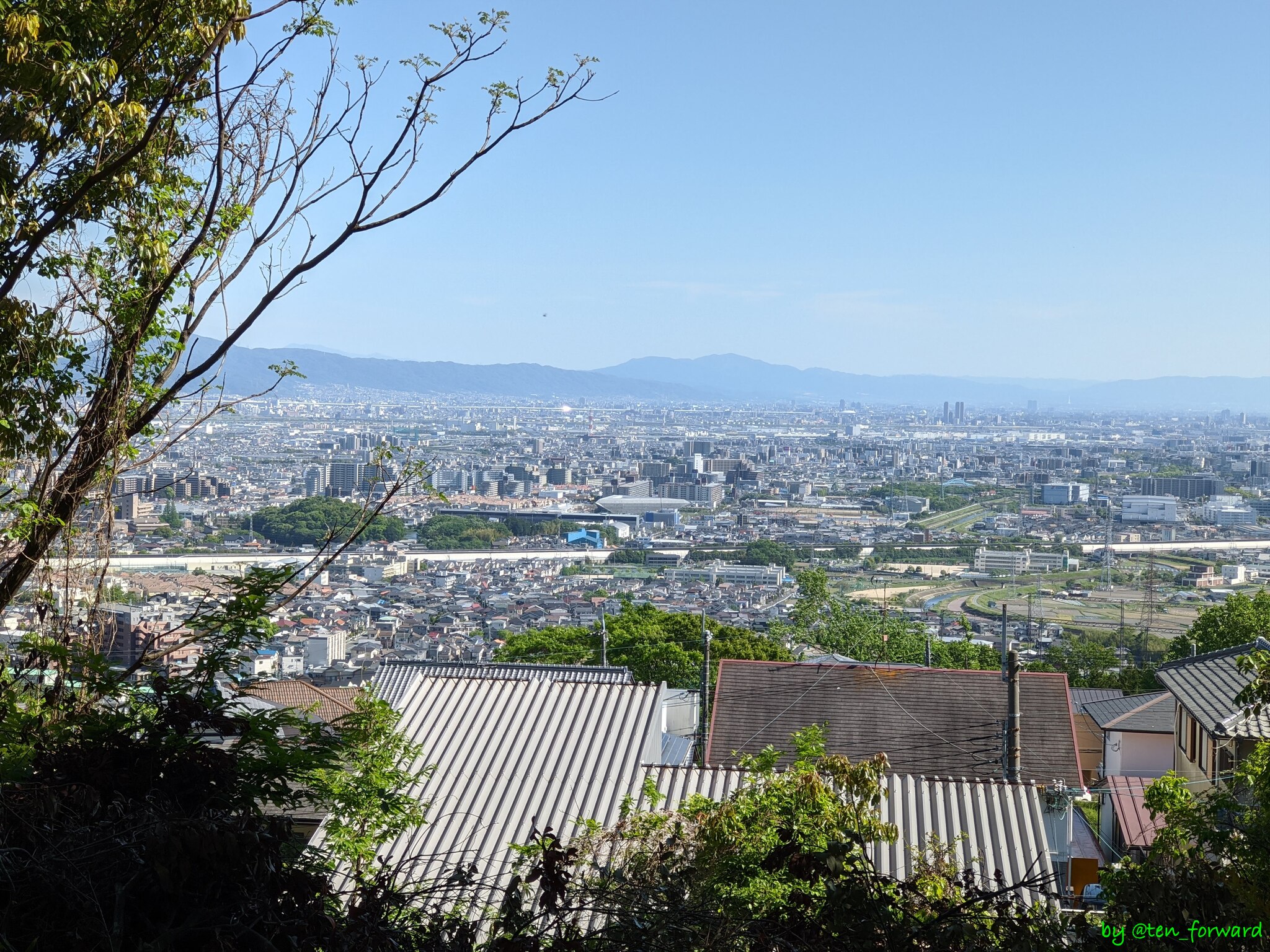 阿武山山頂への道から太田茶臼山古墳や今城塚古墳方面