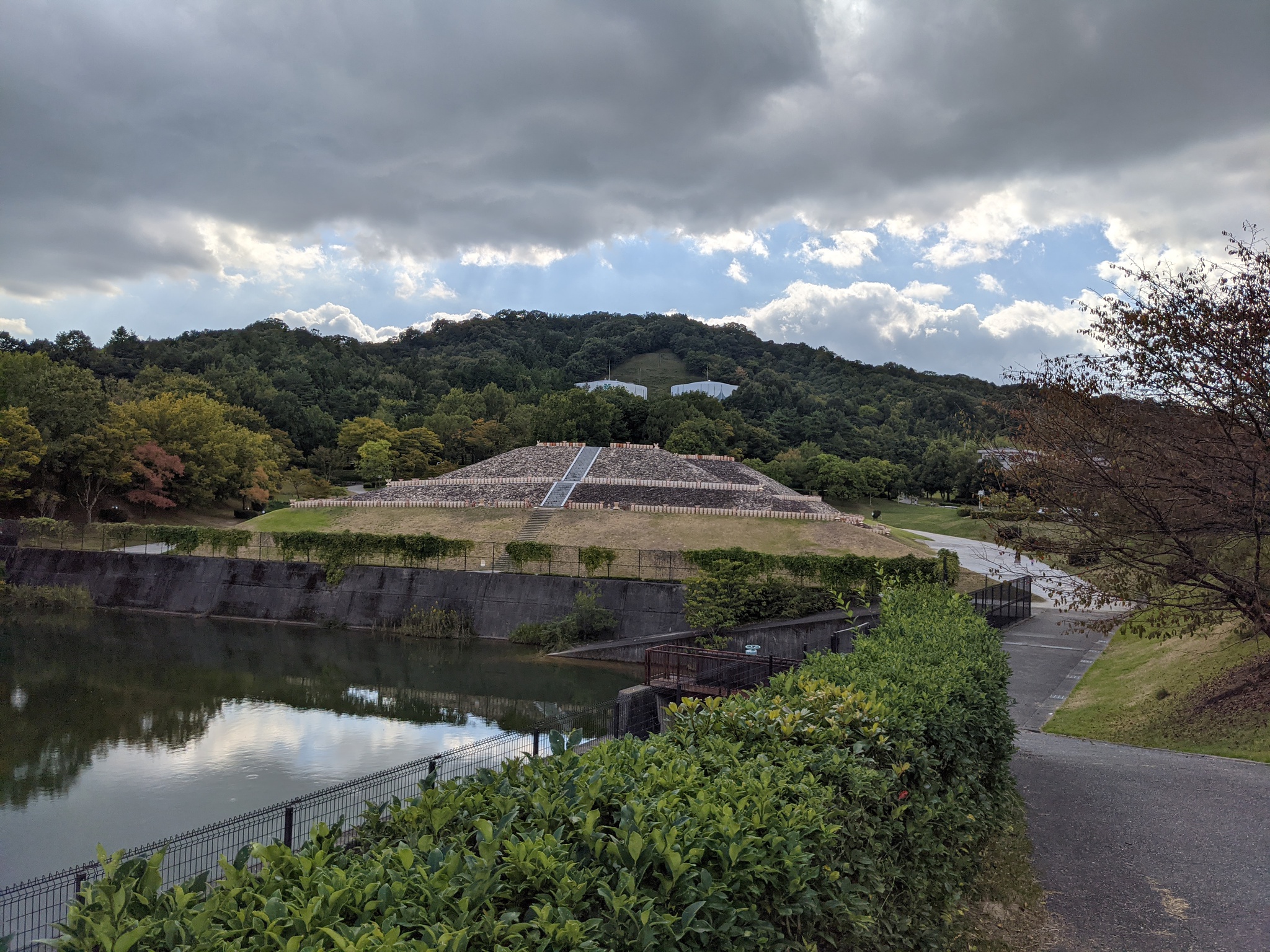 近づくと目に入る1号墳