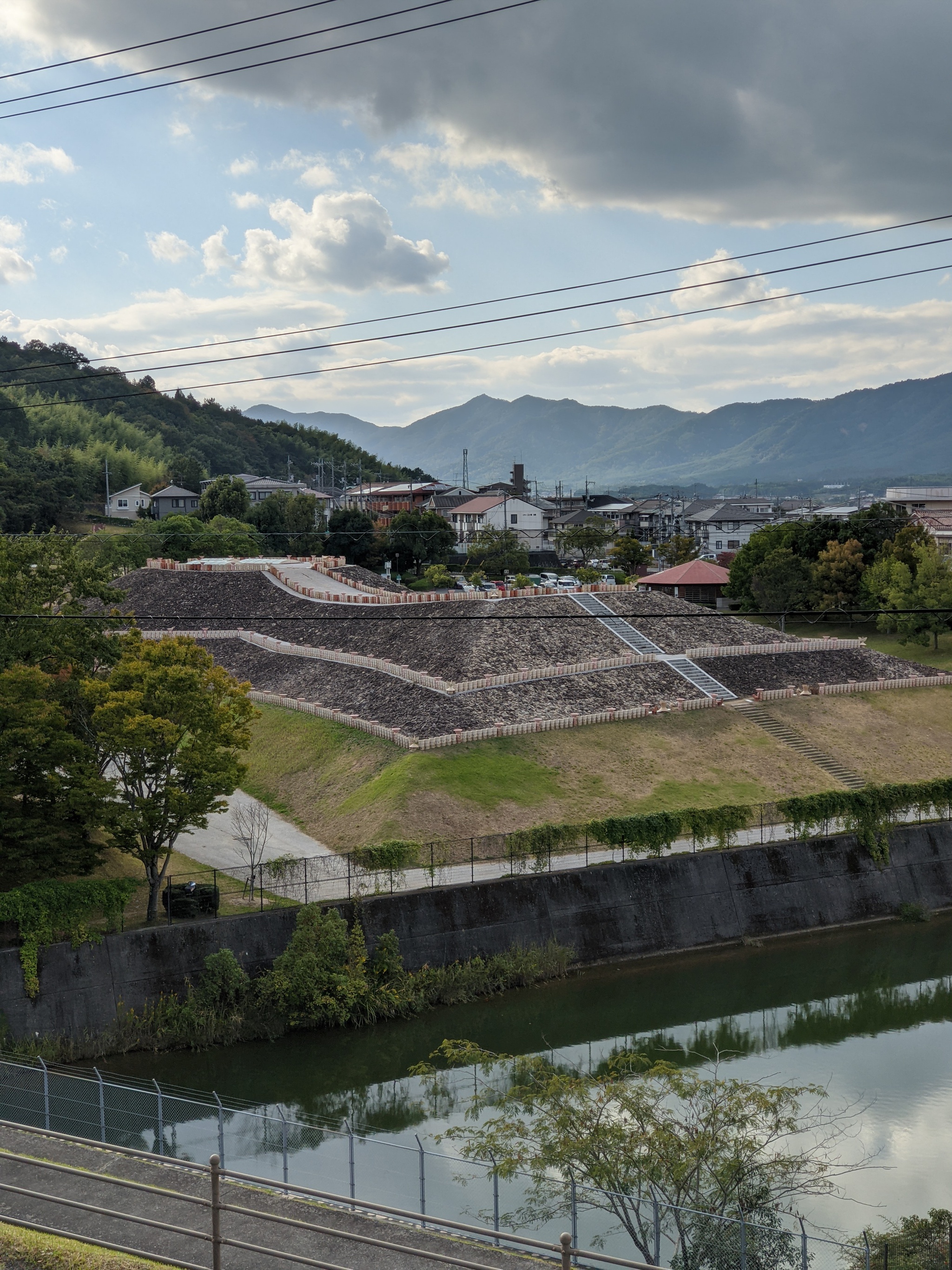 近づくと目に入る1号墳