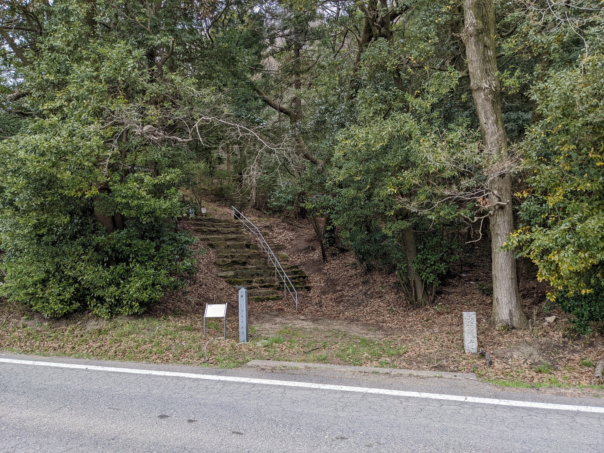 穴地蔵古墳道から入口をのぞむ