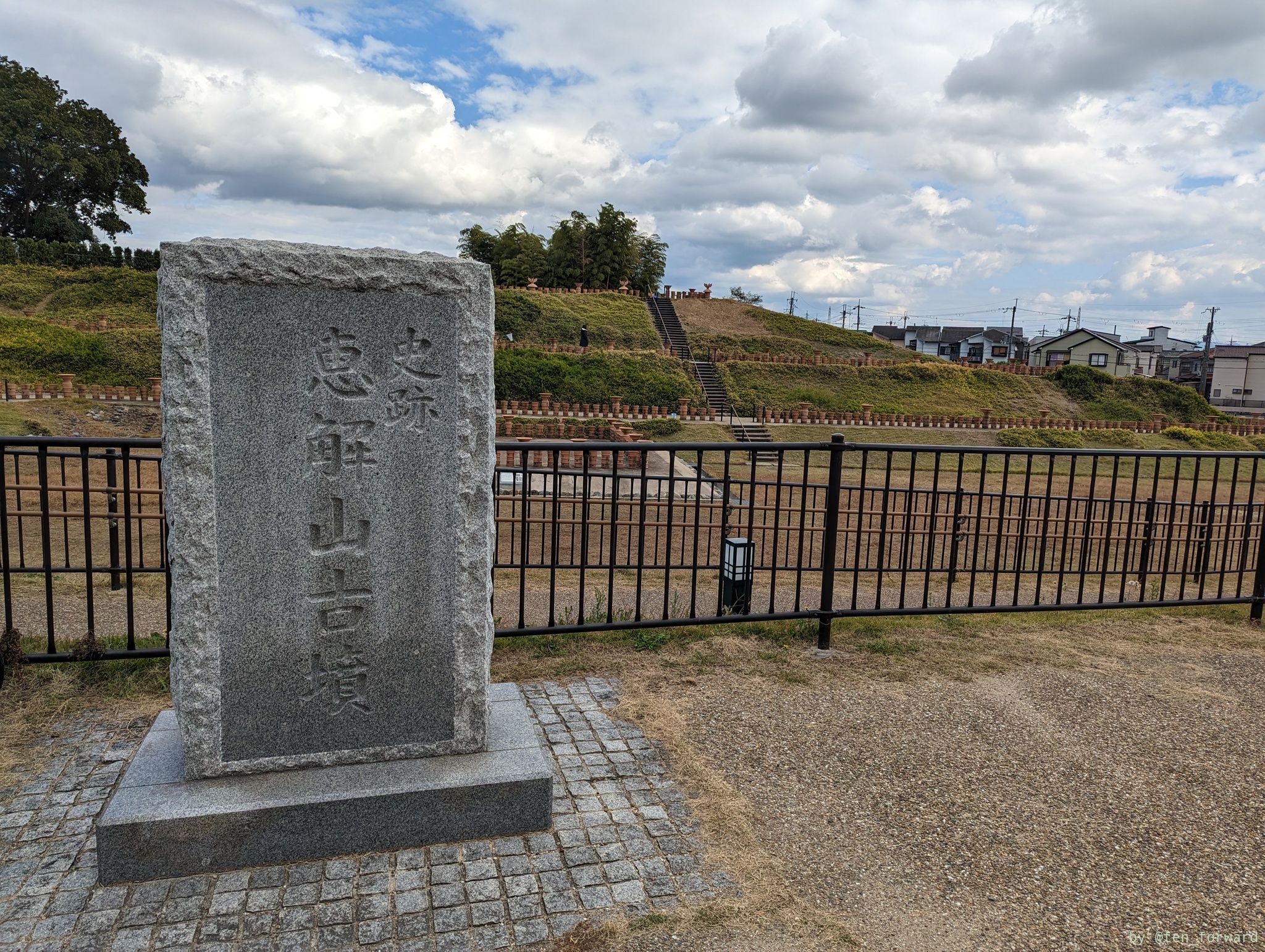 恵解山古墳入口