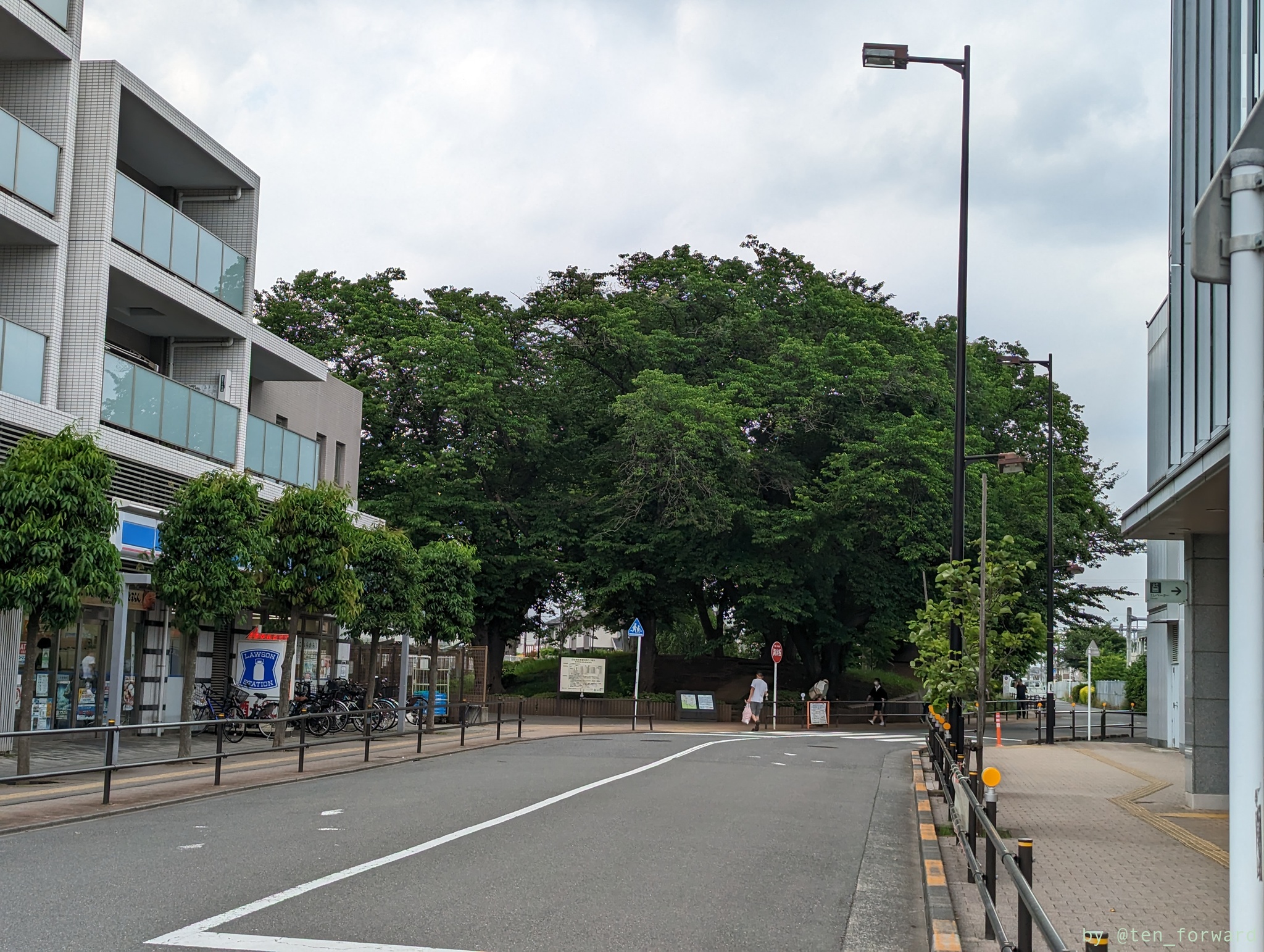 駅を出るとすぐに見えます