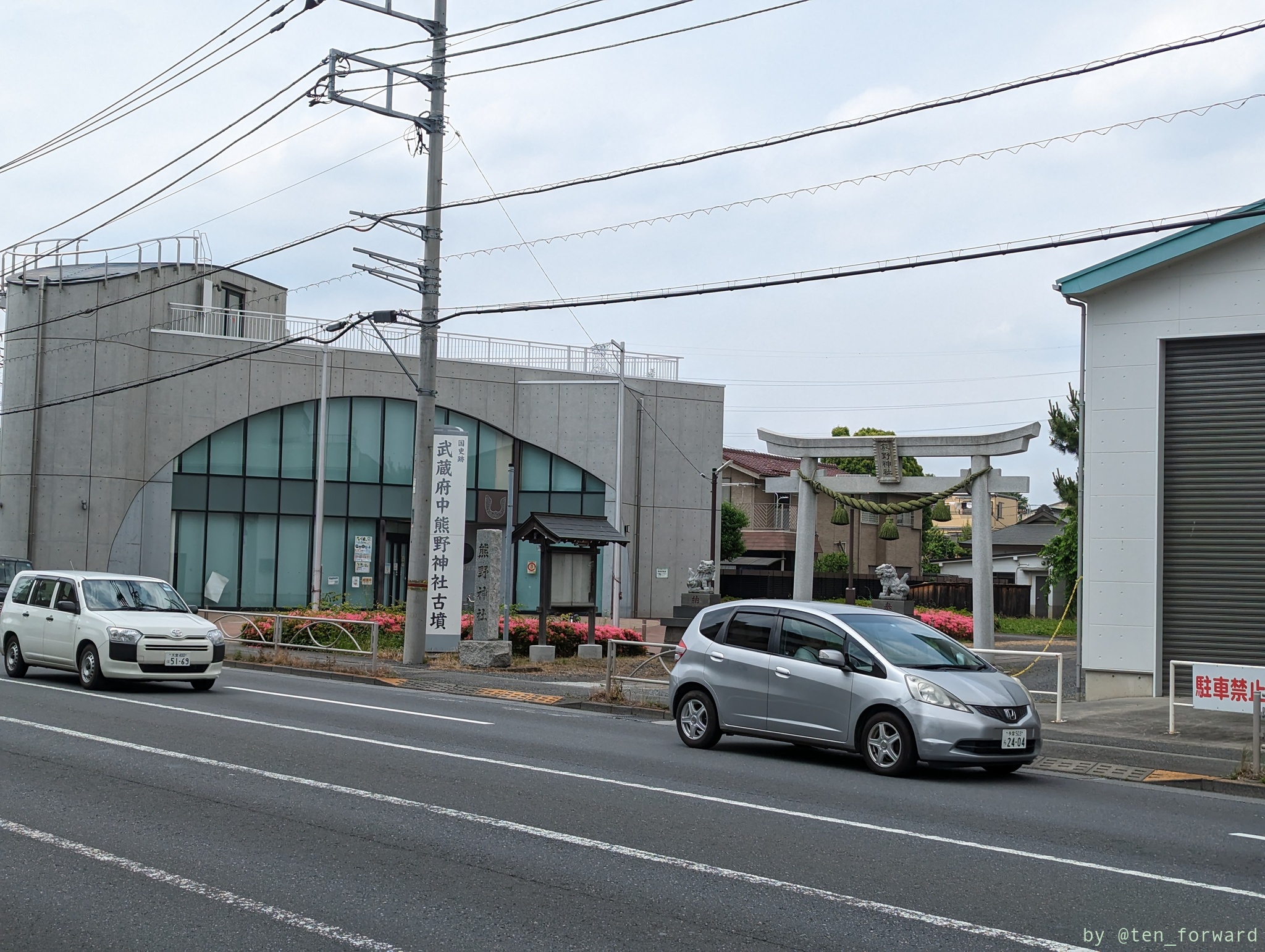 熊野神社鳥居と展示館