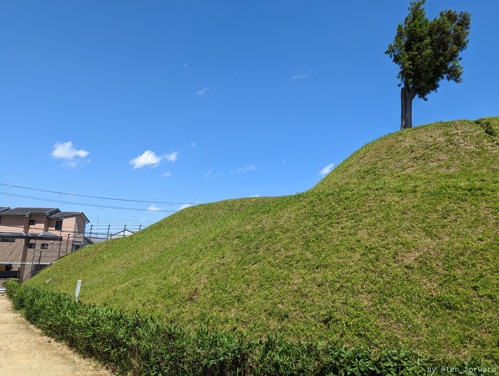 物集女車塚古墳北西側から