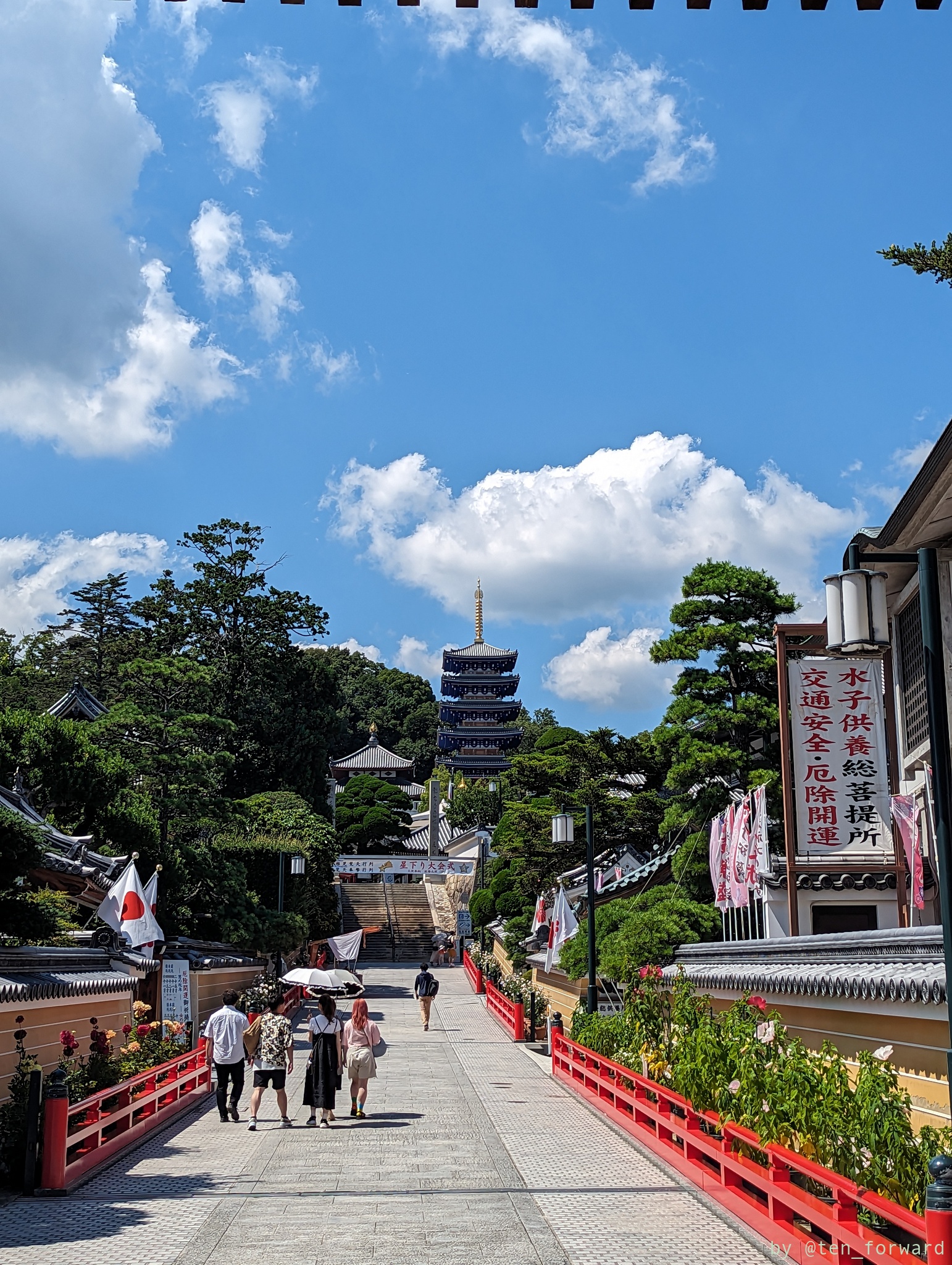 中山寺境内