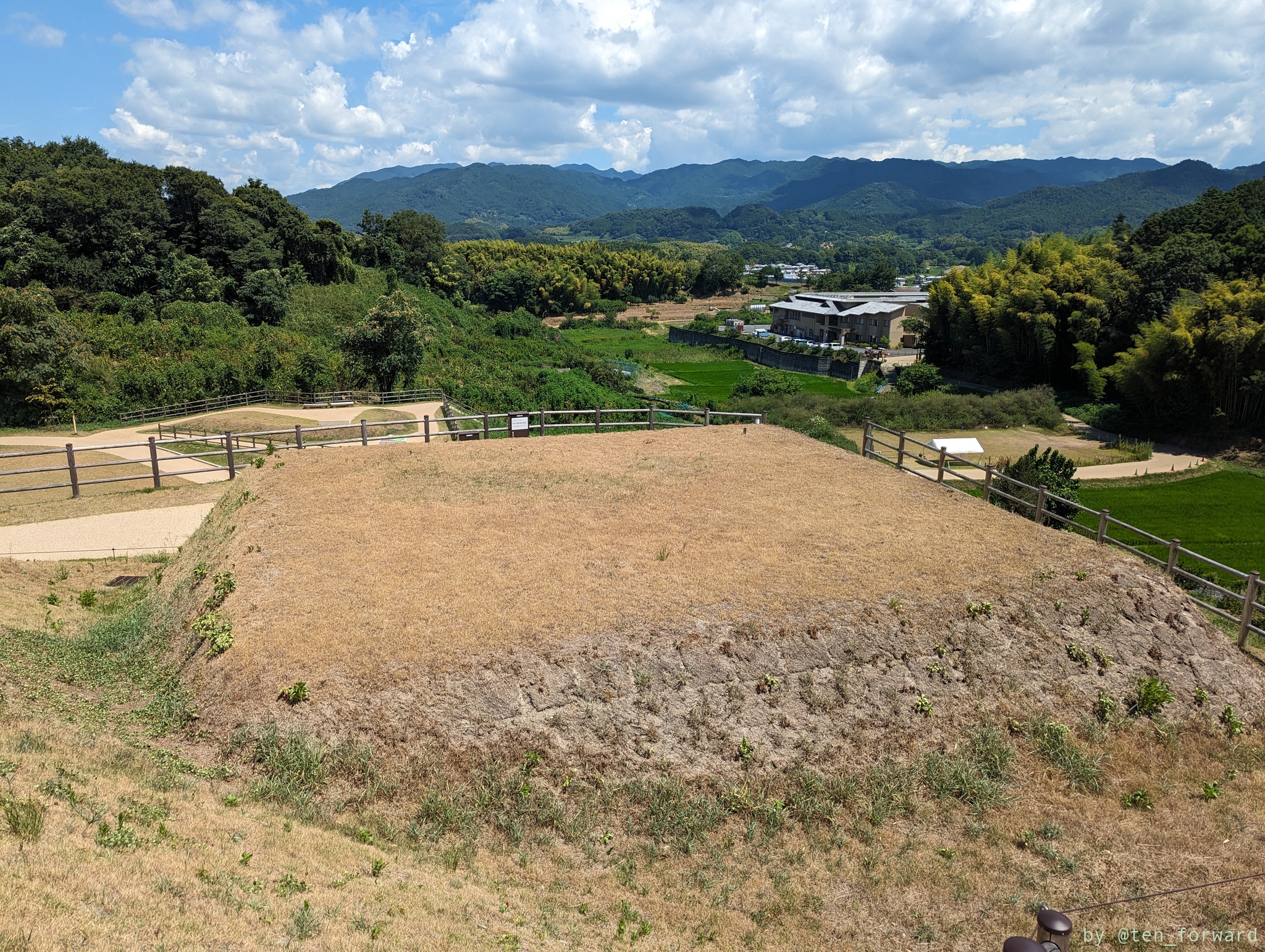 牽牛子塚古墳から見た腰塚御門古墳