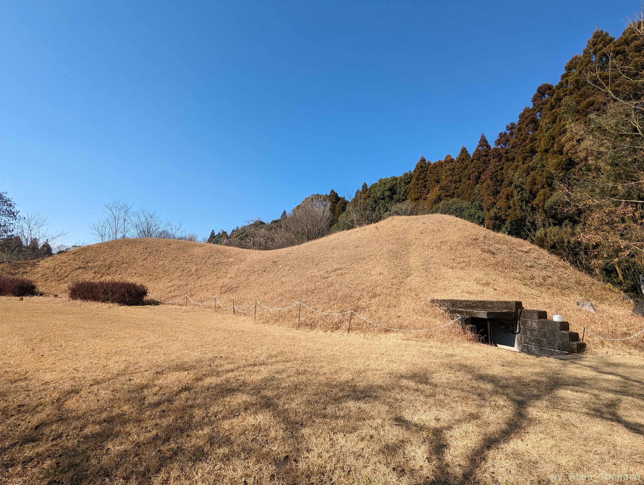 チブサン古墳正面側から