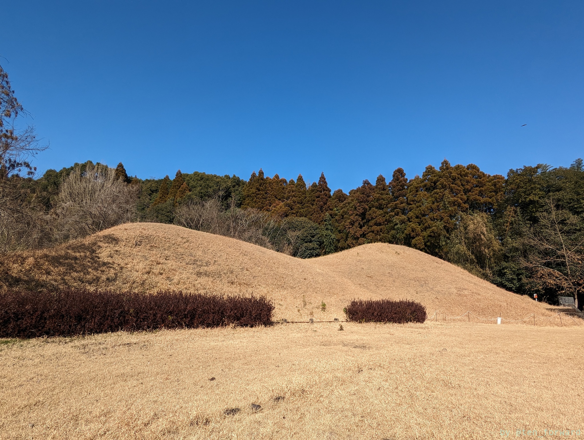 チブサン古墳正面側から