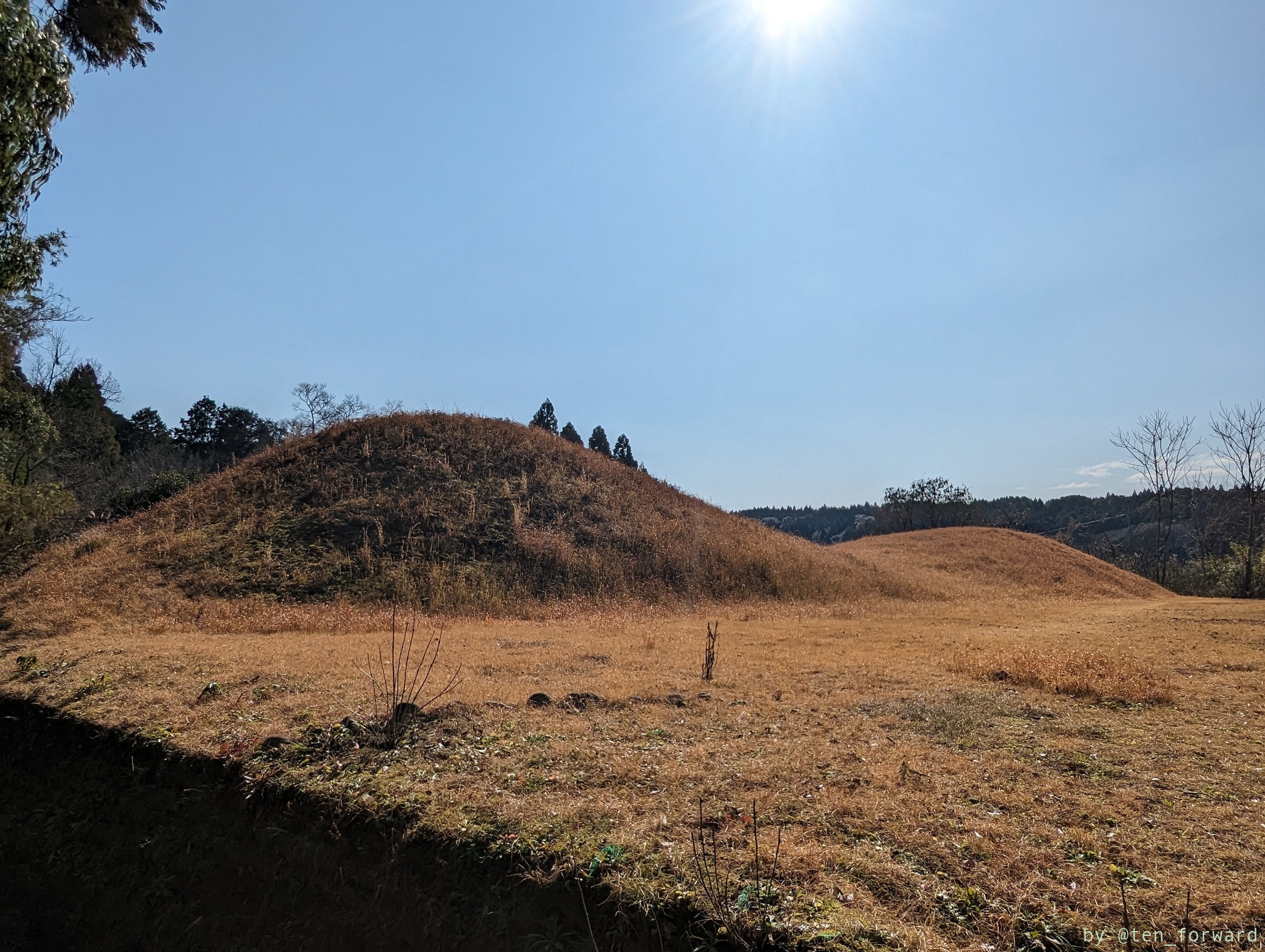 チブサン古墳裏側から