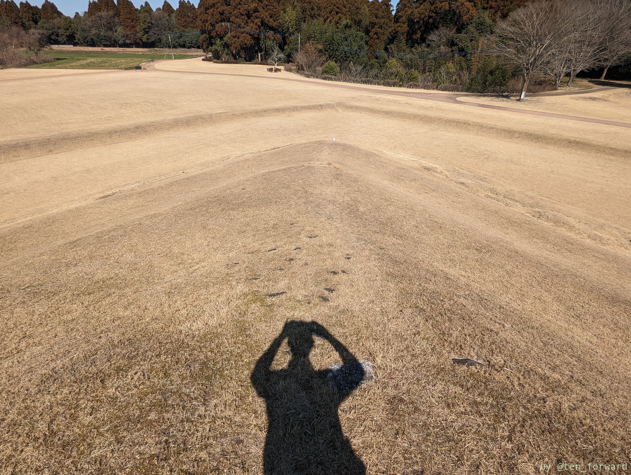 双子塚古墳。3段であることがはっきりわかる