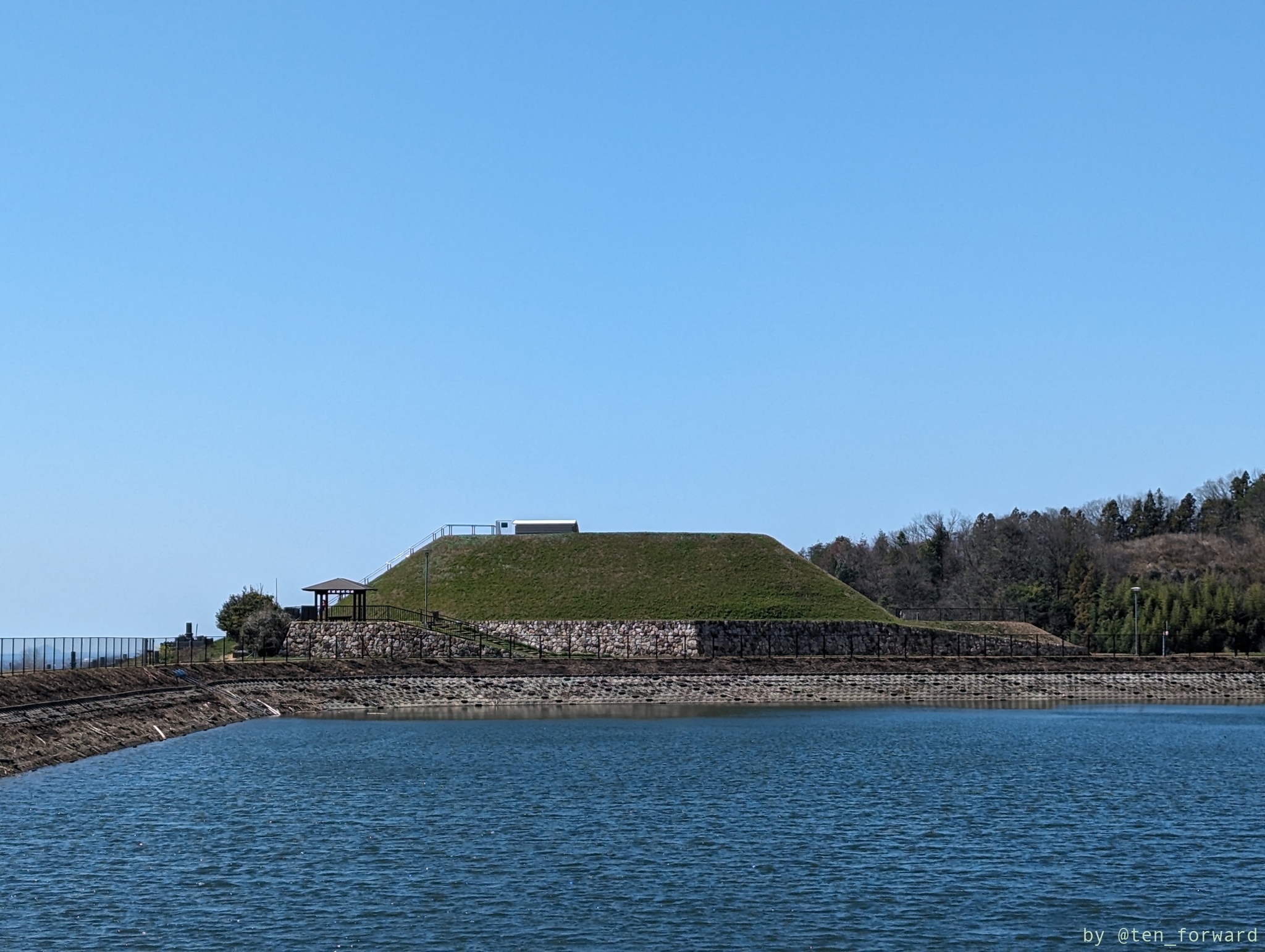 池の対岸から