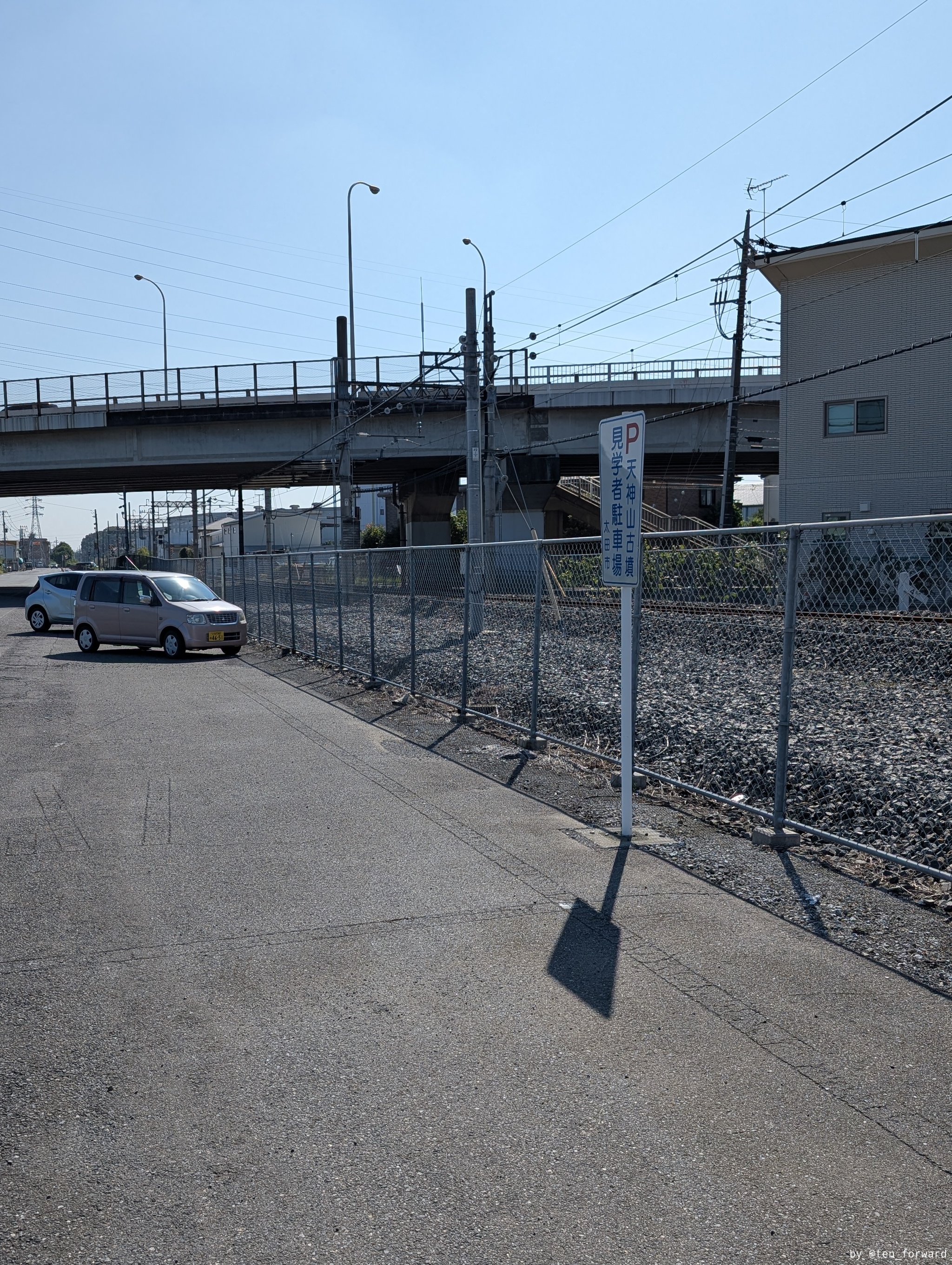 駐車場は高架脇の線路沿いにあります