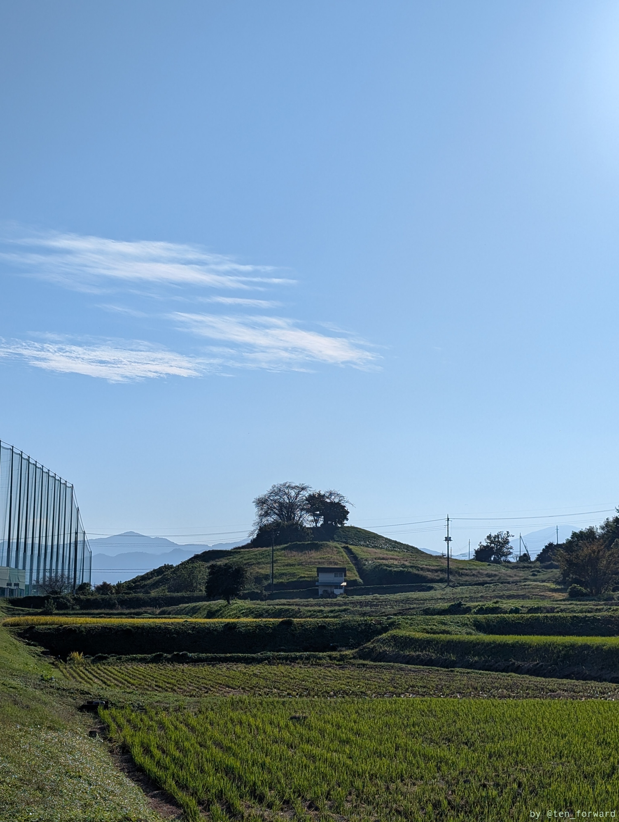 白石稲荷山古墳、十二天塚古墳を望む