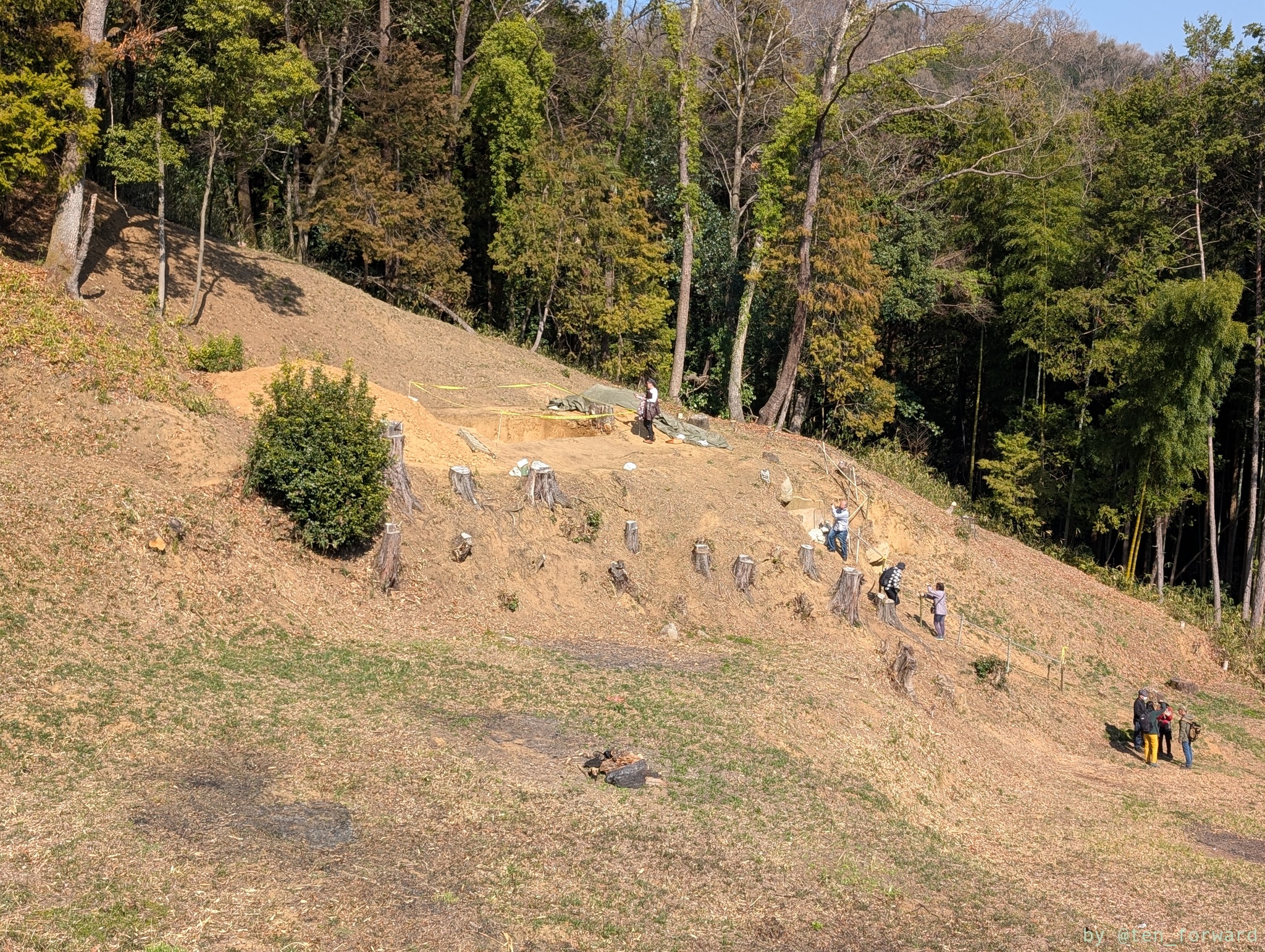 寺崎白壁塚古墳の近くの発掘中の古墳