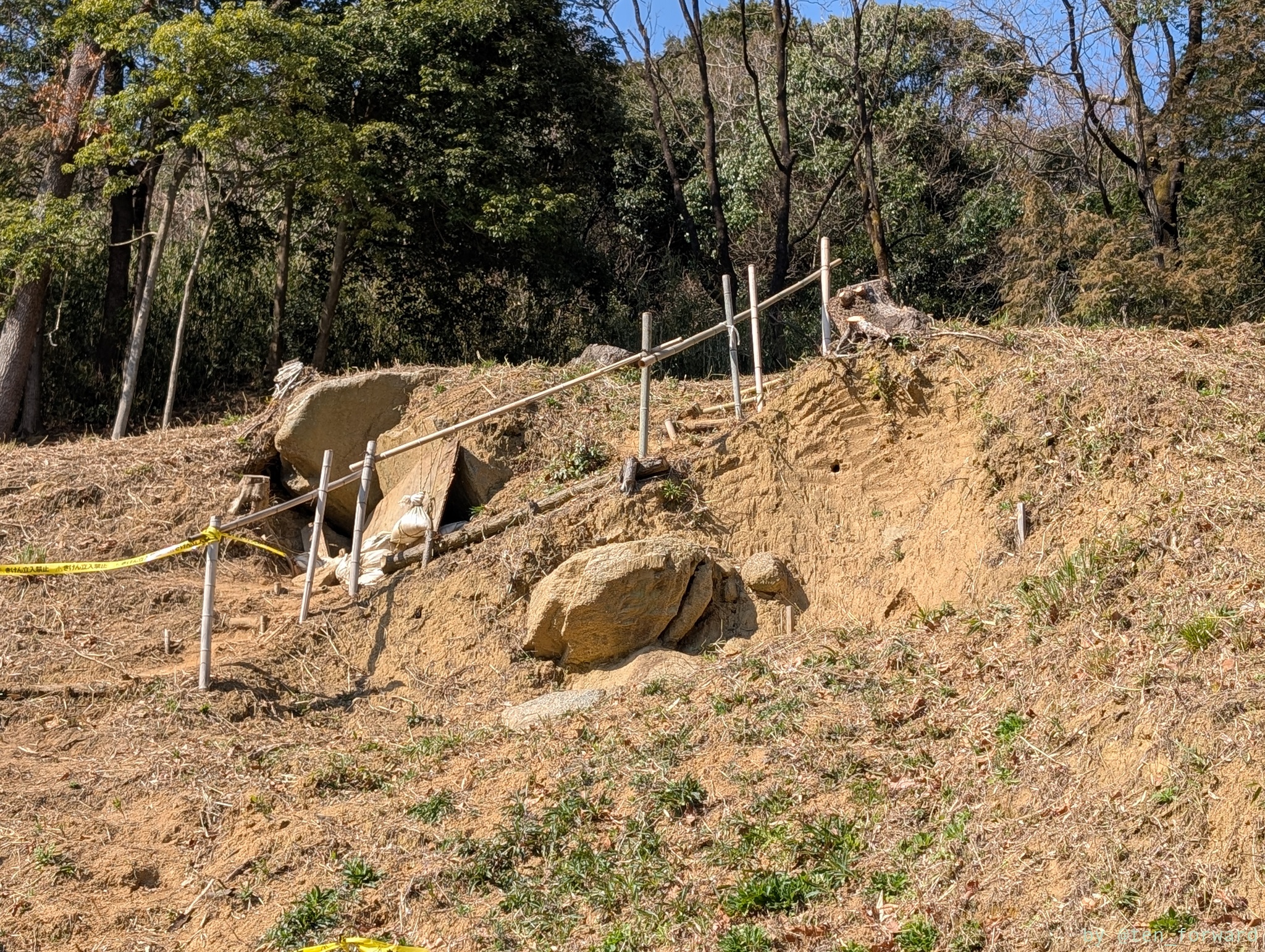 寺崎白壁塚古墳の近くの発掘中の古墳