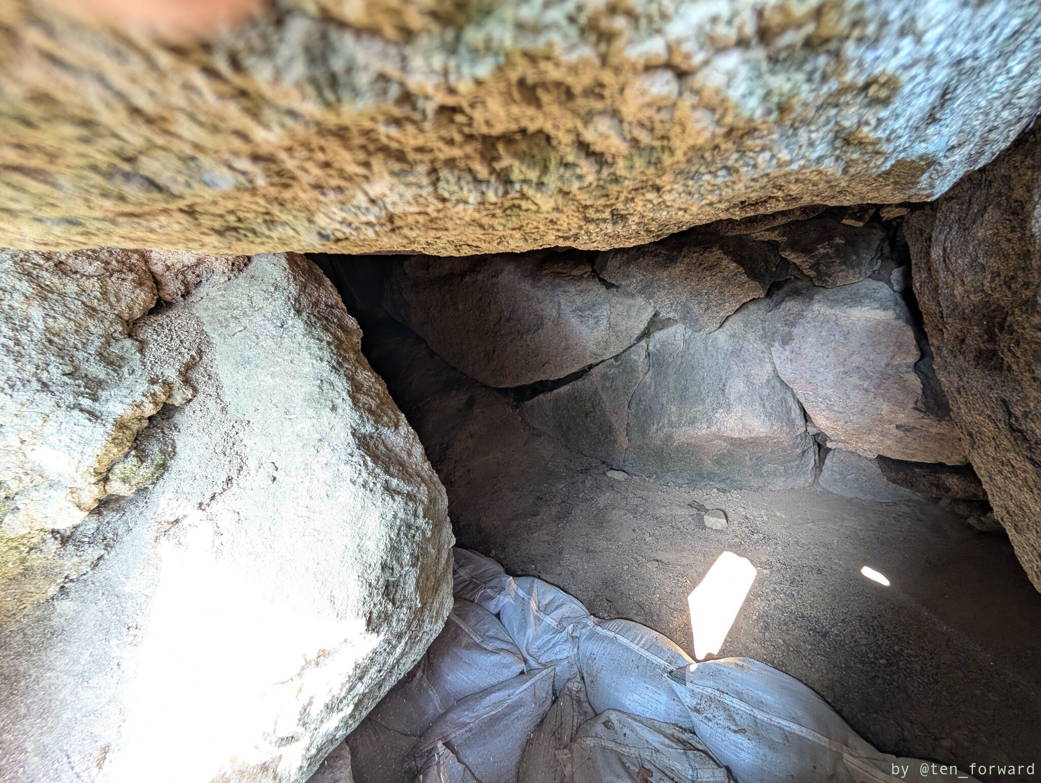 寺崎白壁塚古墳の近くの発掘中の古墳