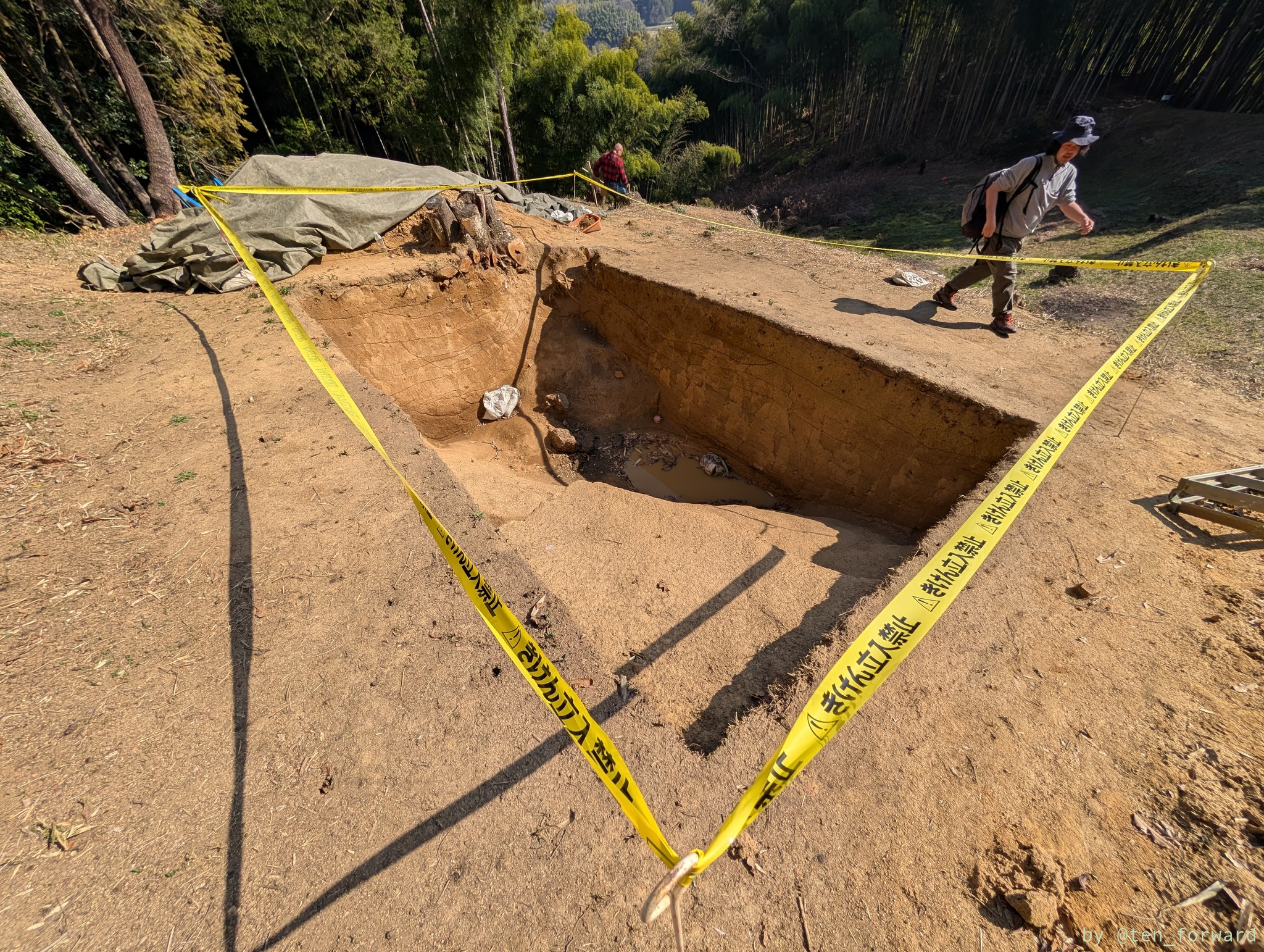 寺崎白壁塚古墳の近くの発掘中の古墳