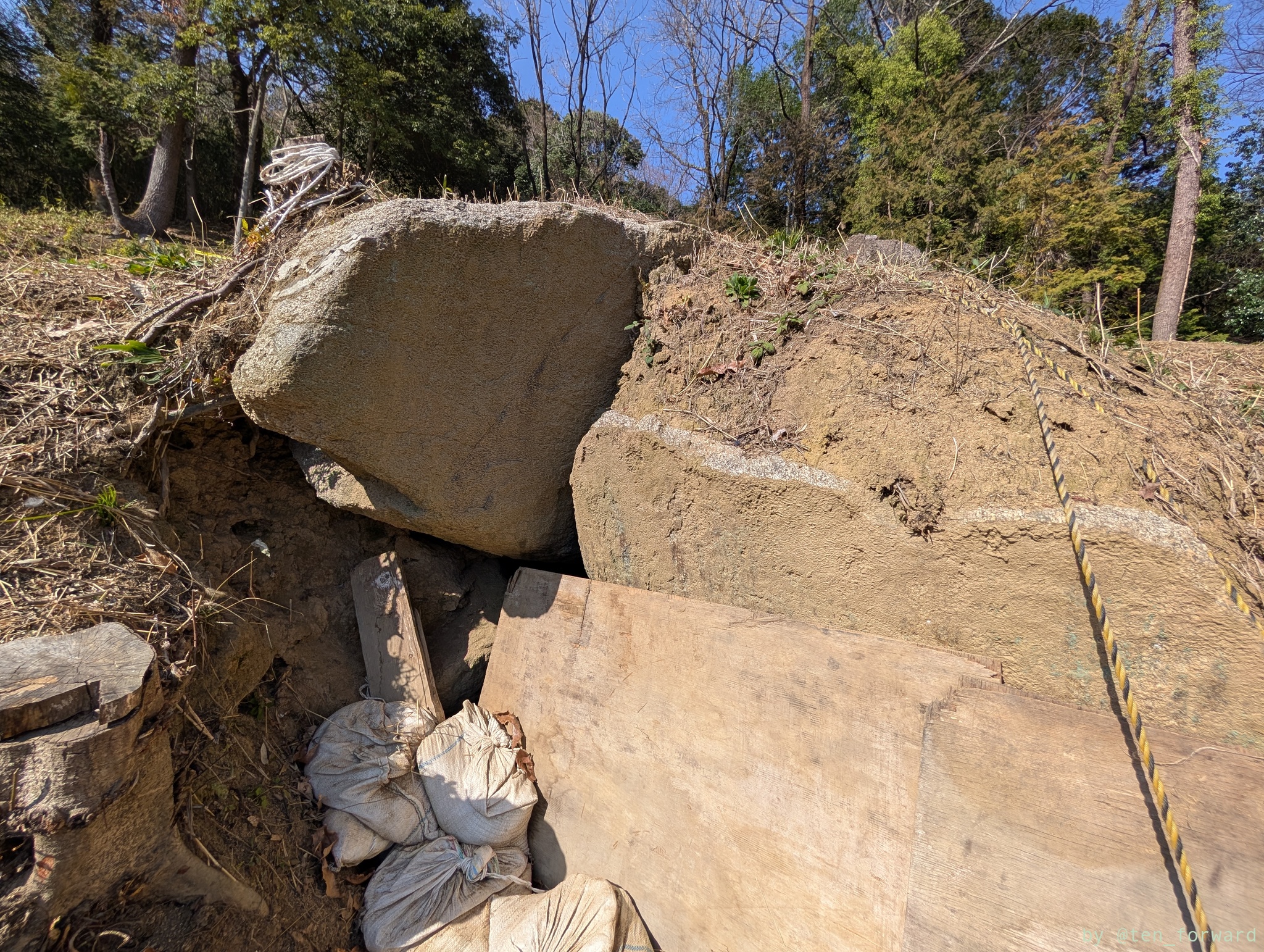 寺崎白壁塚古墳の近くの発掘中の古墳