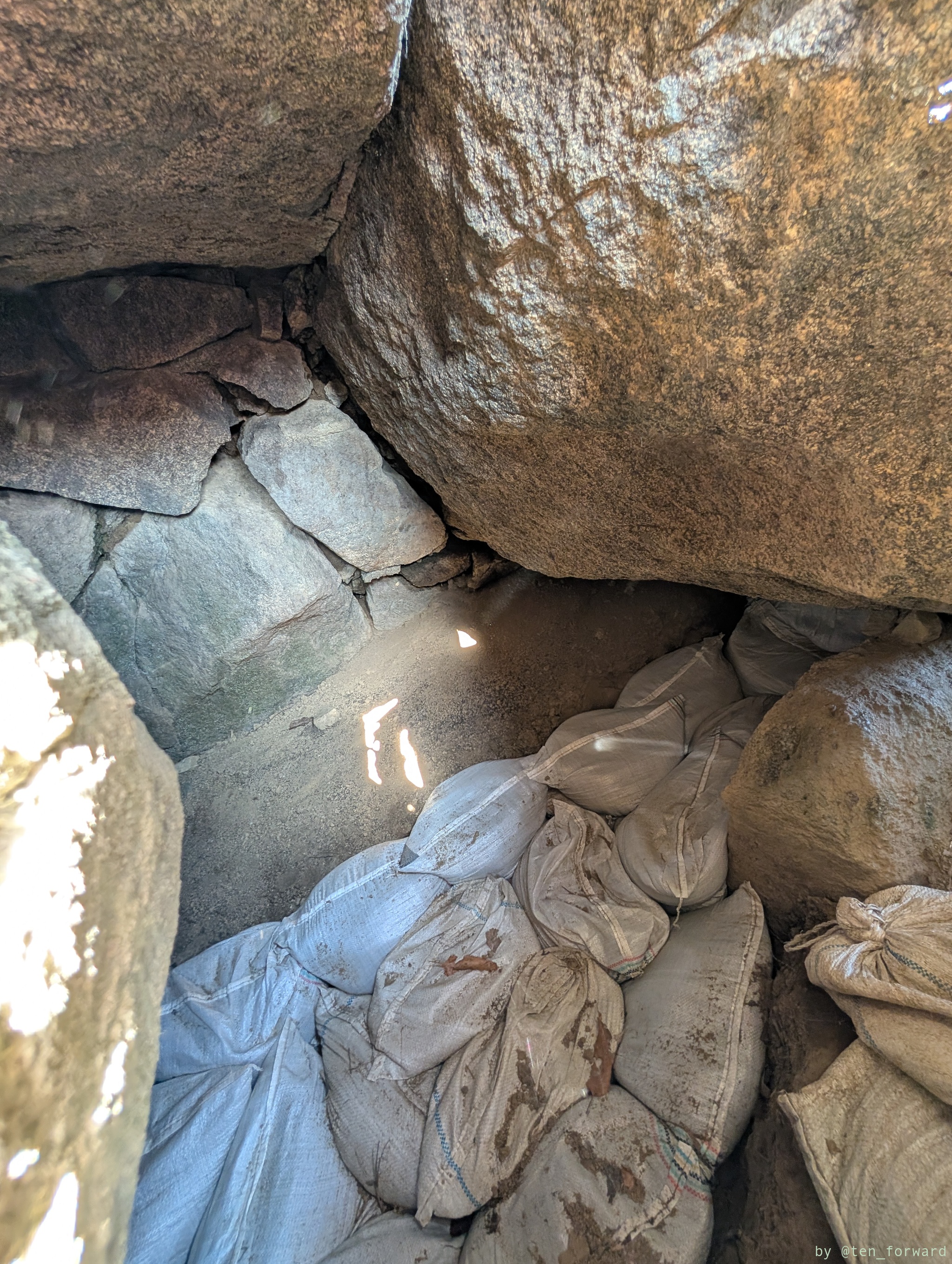 寺崎白壁塚古墳の近くの発掘中の古墳