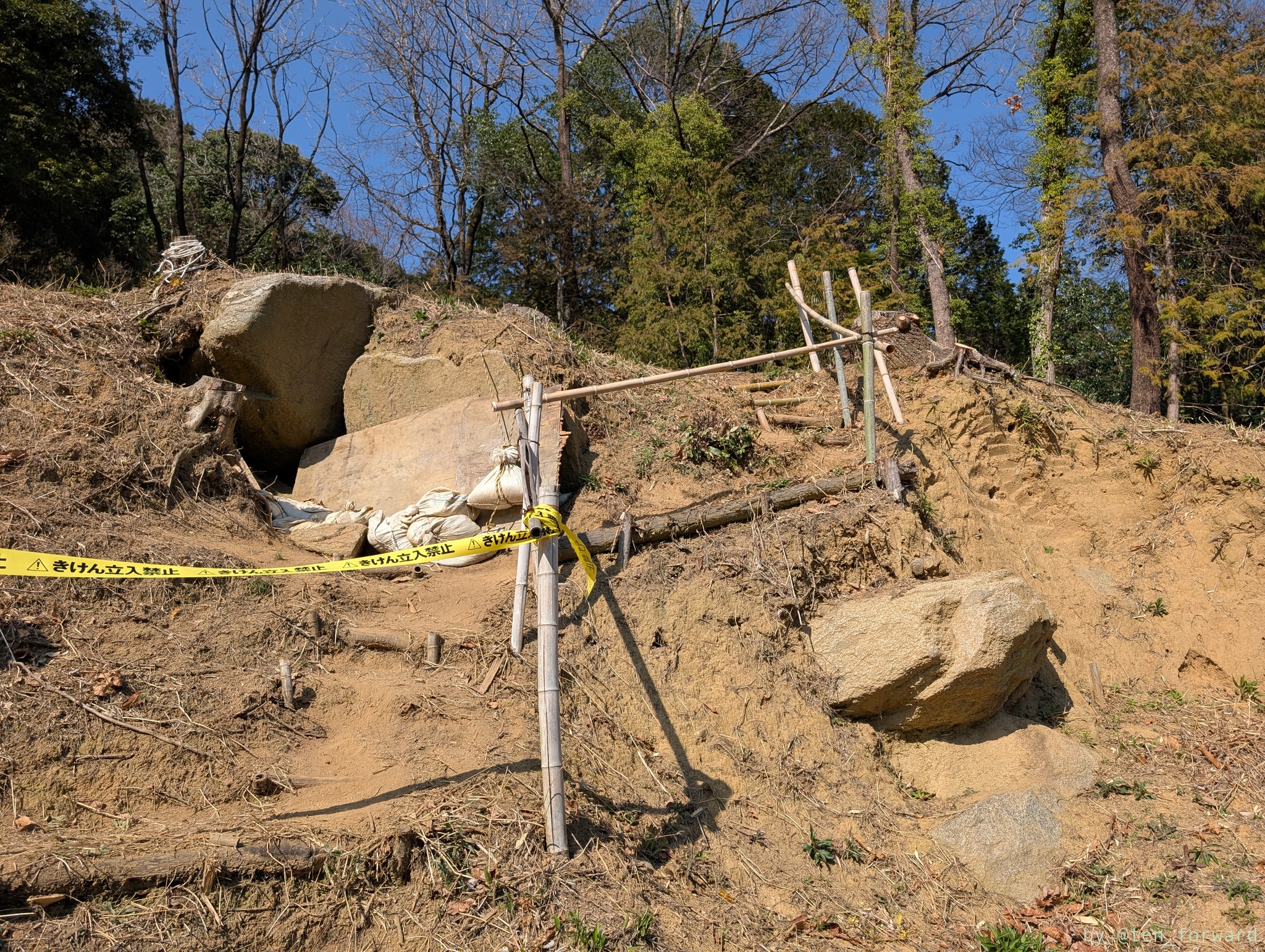 寺崎白壁塚古墳の近くの発掘中の古墳