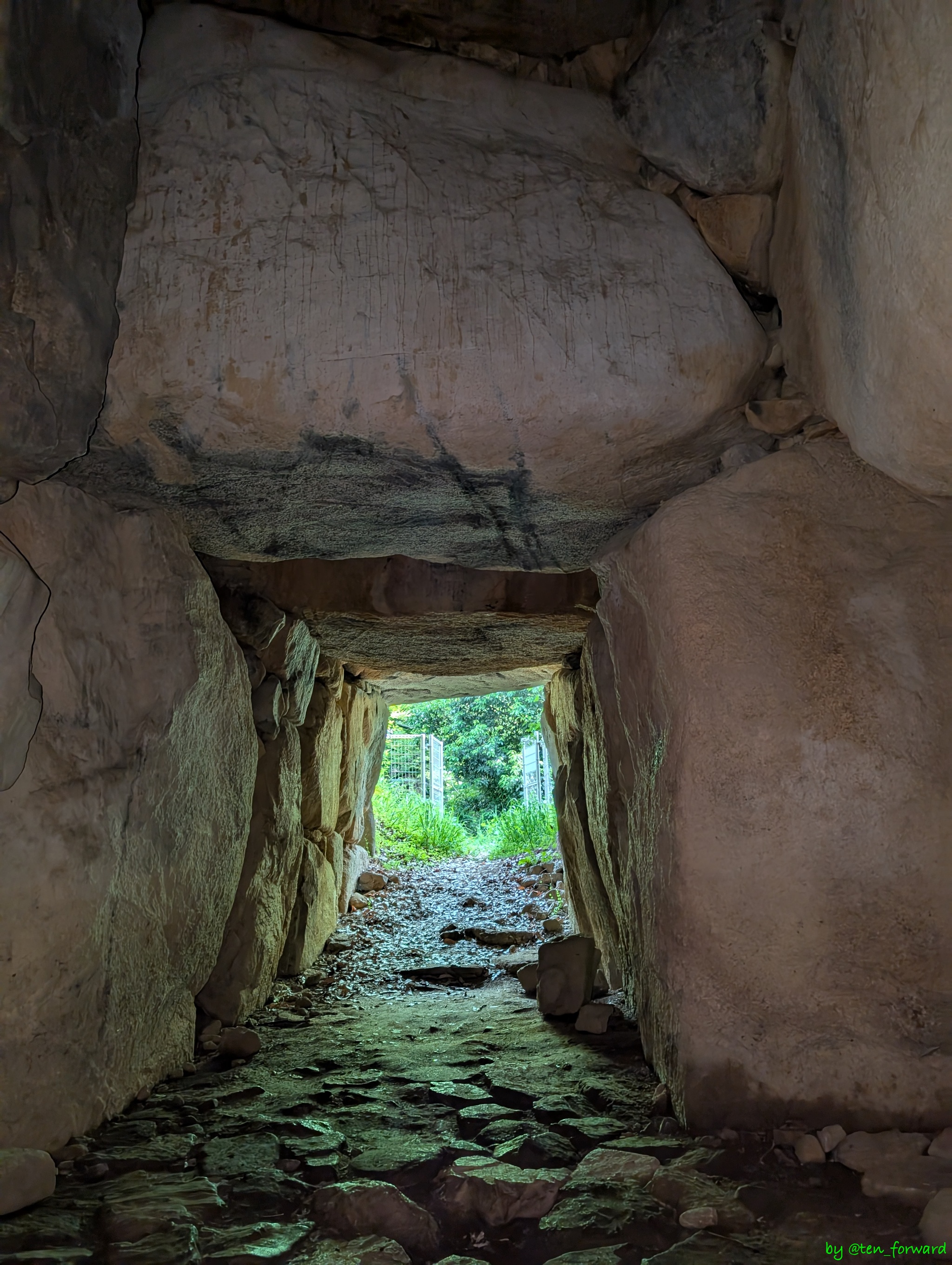愛宕塚古墳石室から羨道