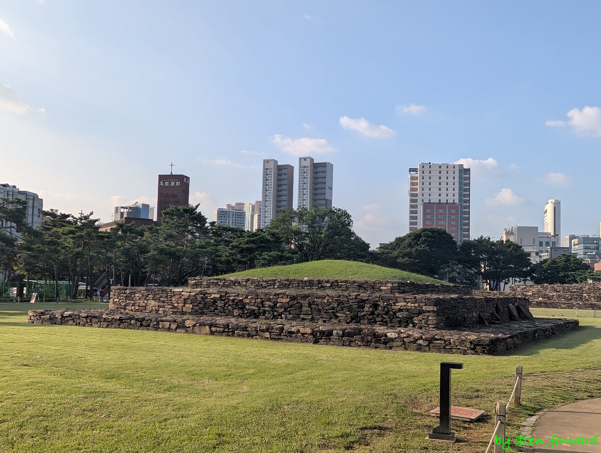 石村洞古墳群4号墳（南側から）
