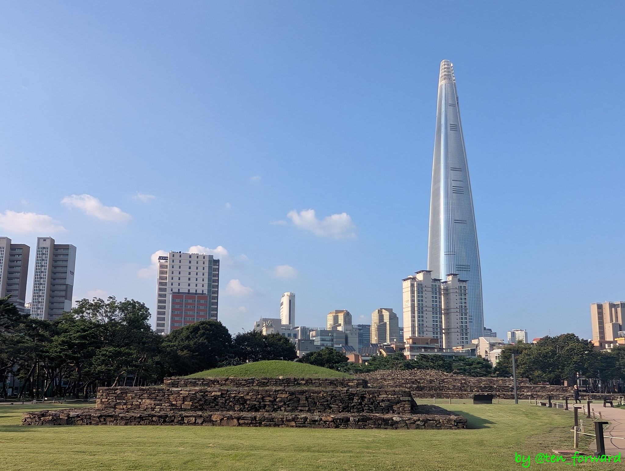 石村洞古墳群4号墳（南側から3号墳とロッテタワーをバックに）