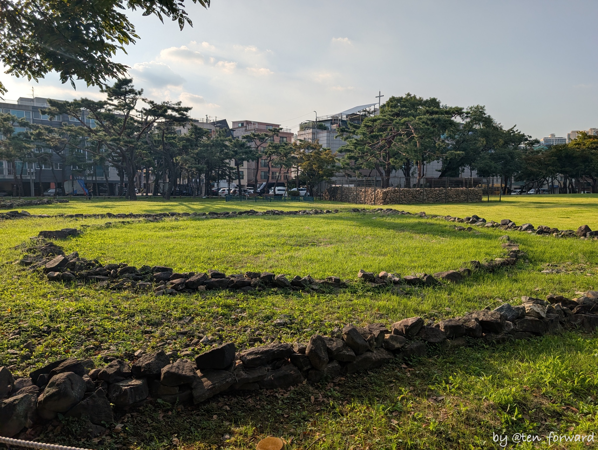 石村洞古墳群 内円外方形積石塚