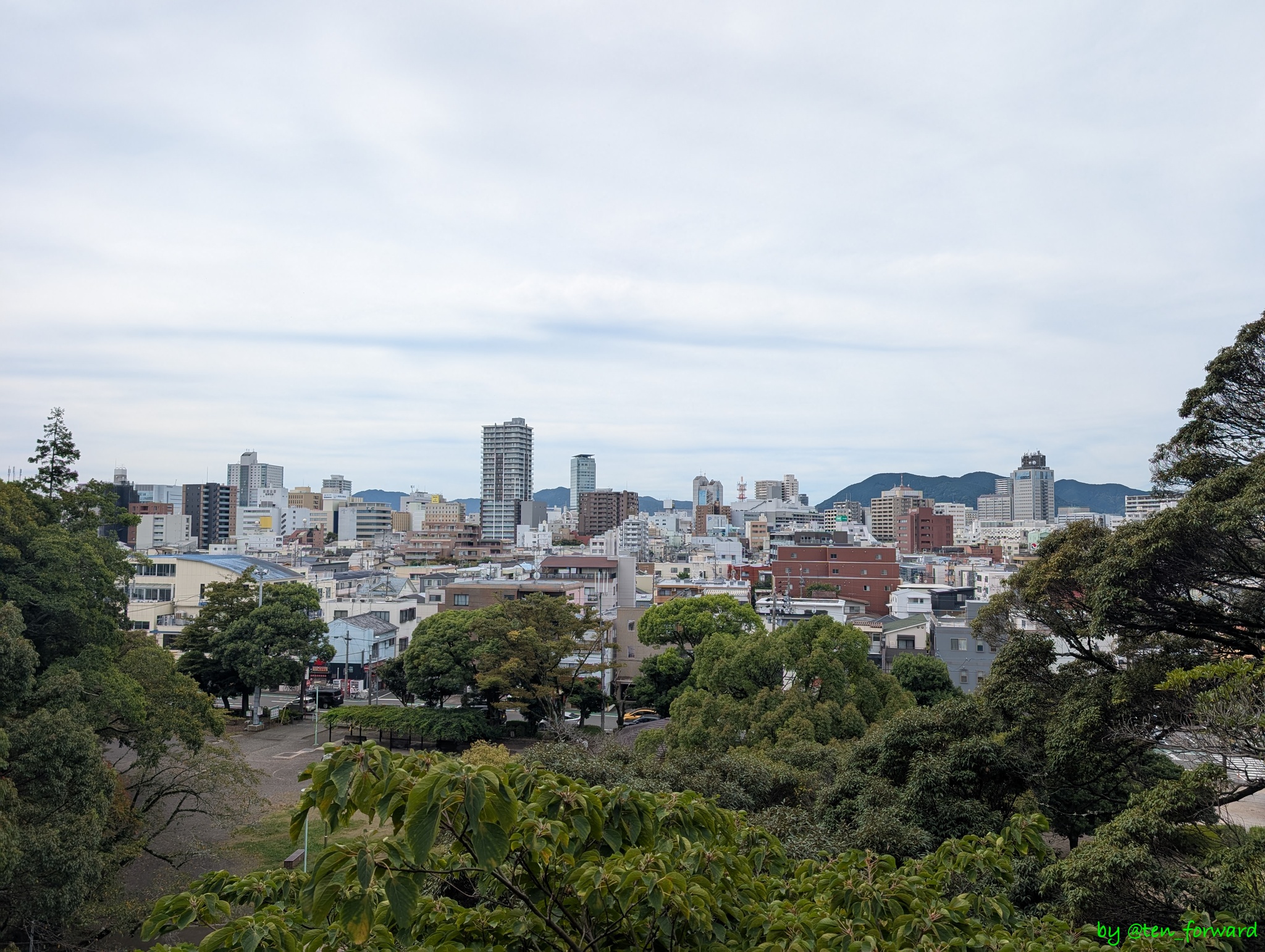 清水山古墳へ登る道の途中からの風景