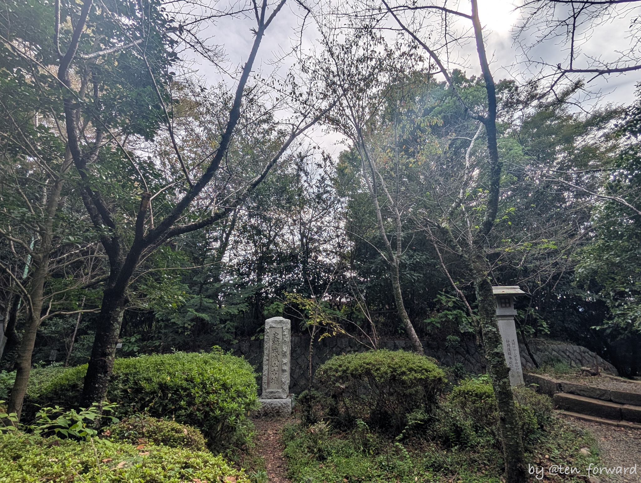 賤機山古墳石碑