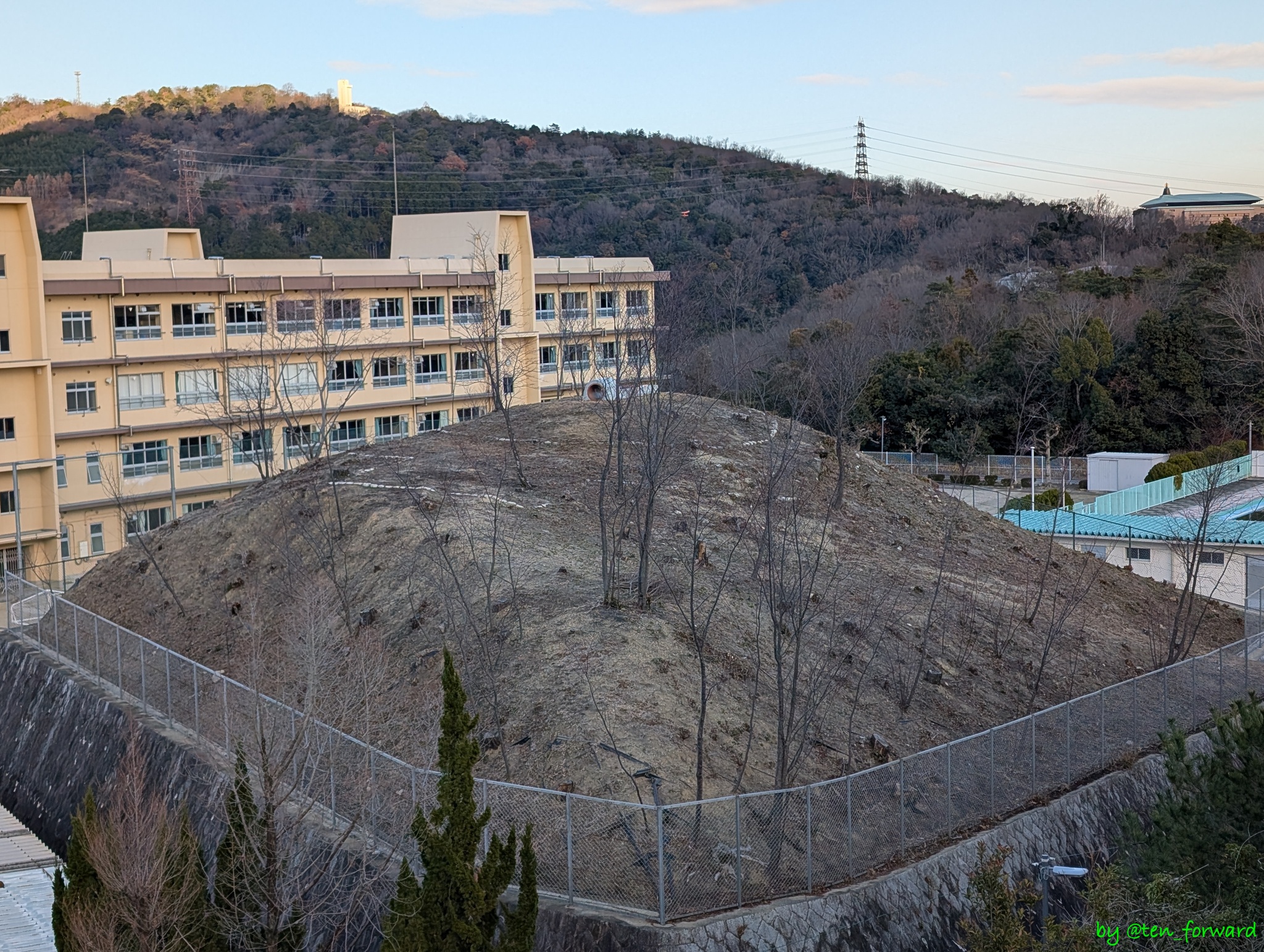 安威0号墳から安威1号墳を望む