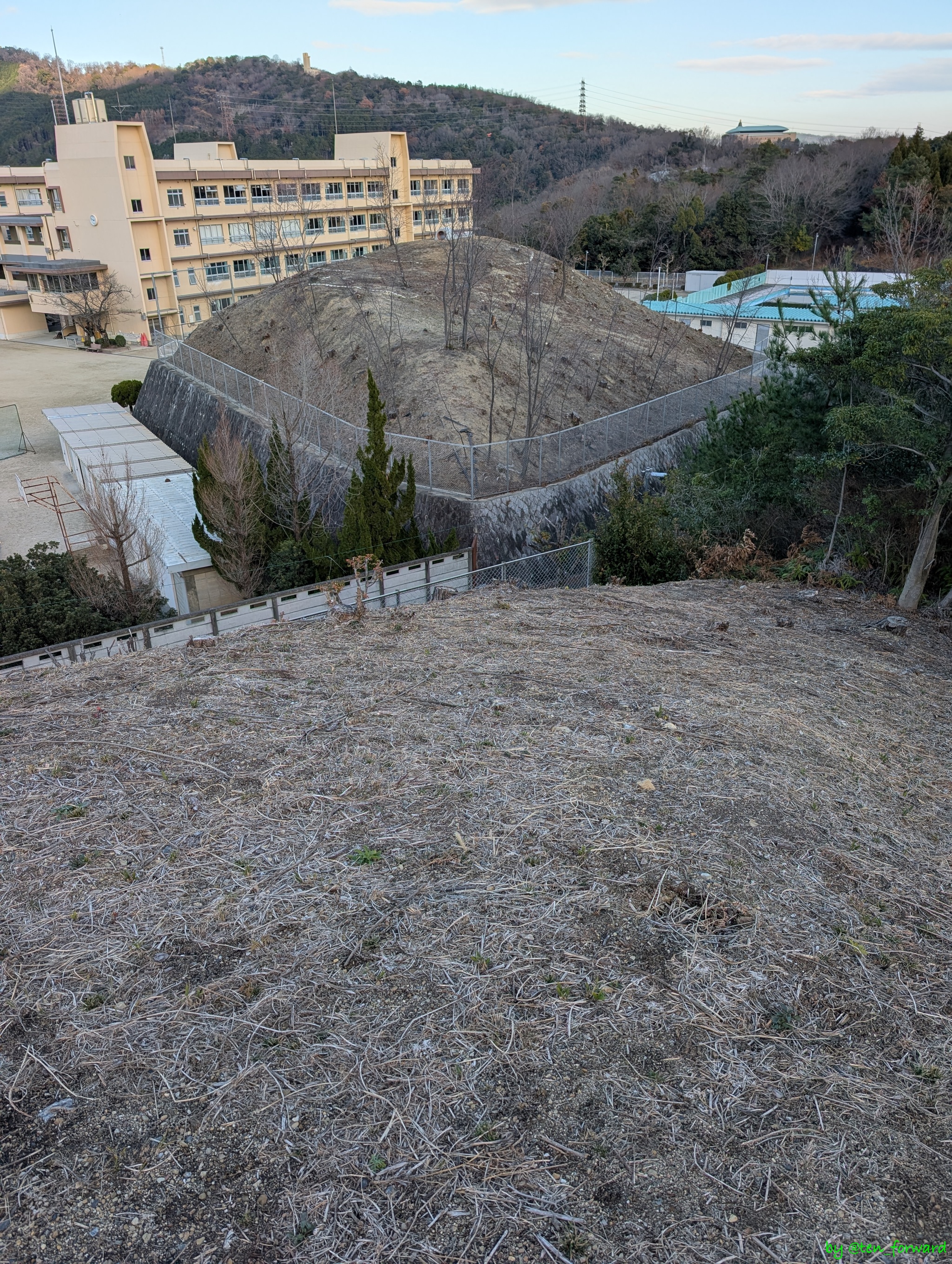 安威0号墳から安威1号墳と阿武山を望む