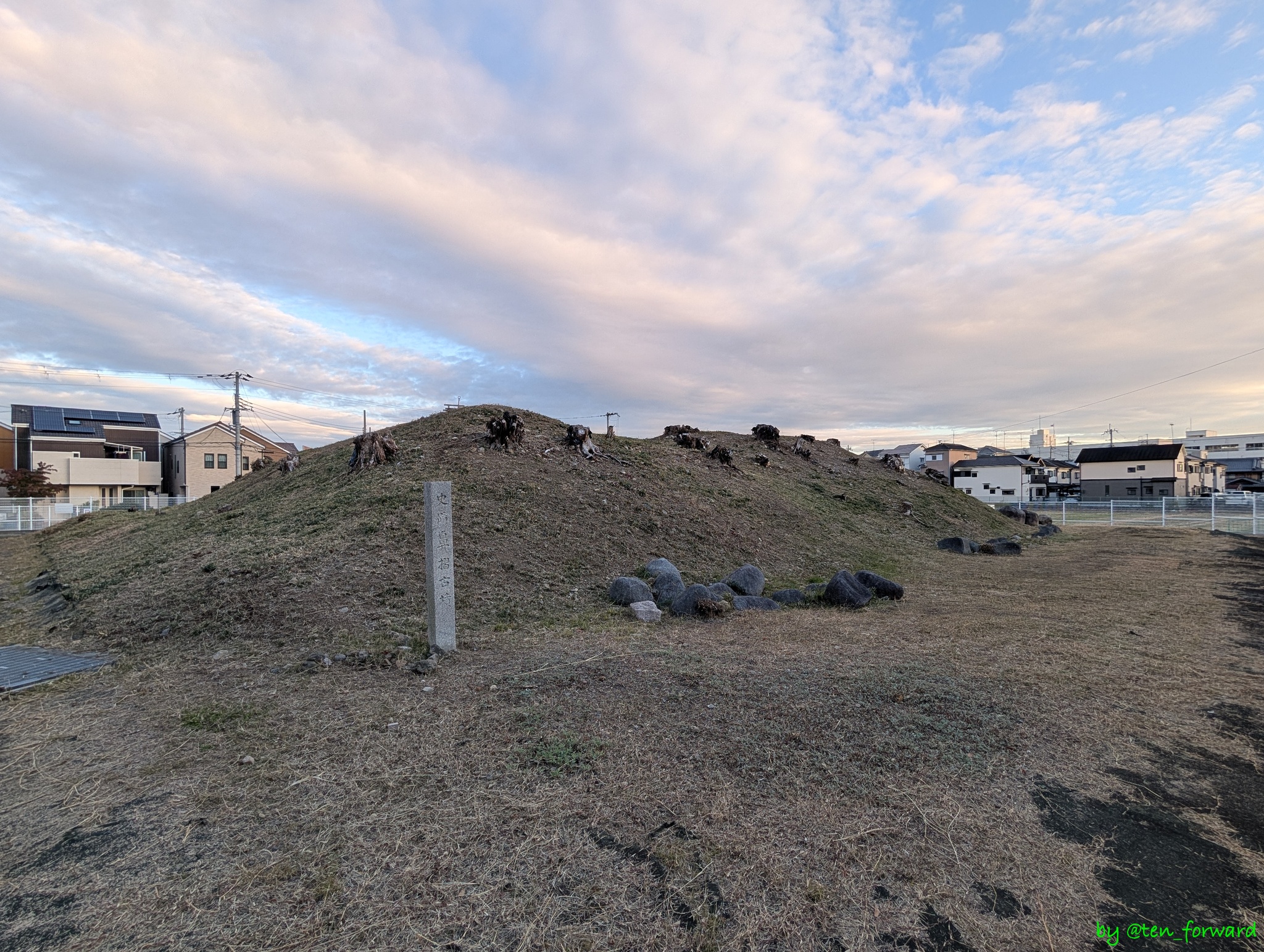 鼻摺古墳（北西から）。なんで案内板なくなったの?