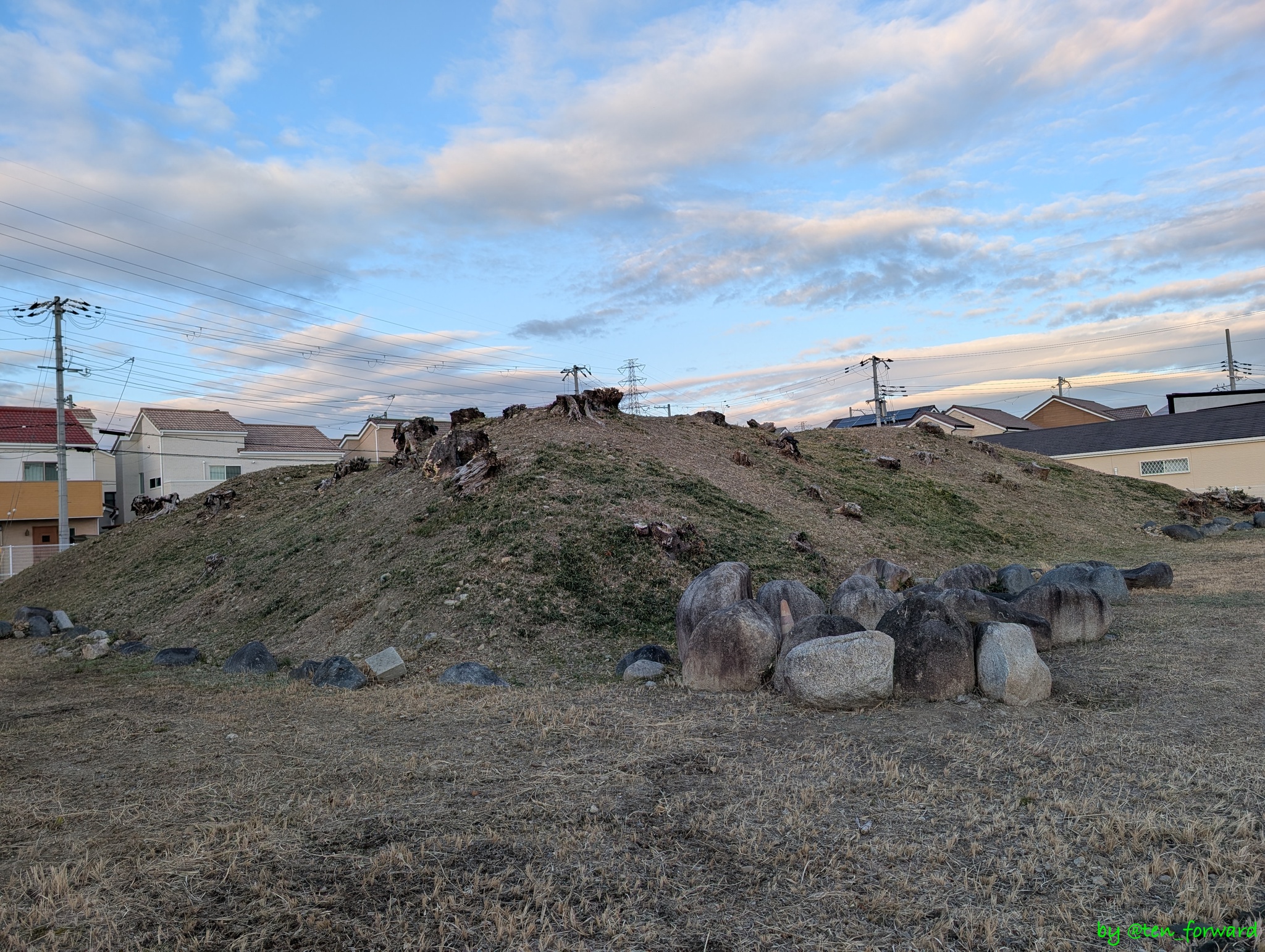 鼻摺古墳（南西から）と耳原西古墳石室