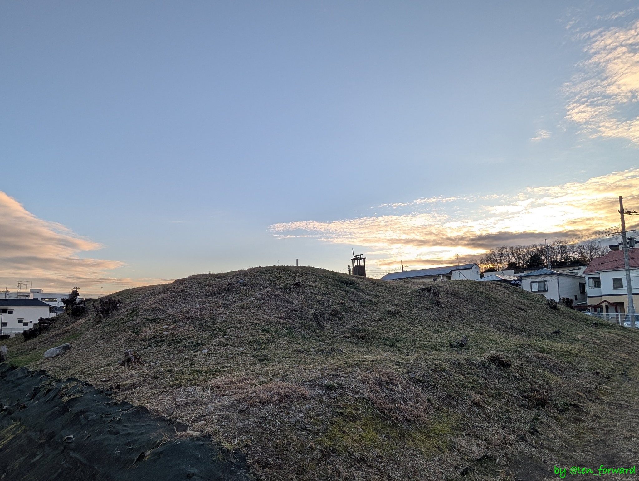 鼻摺古墳（北から）