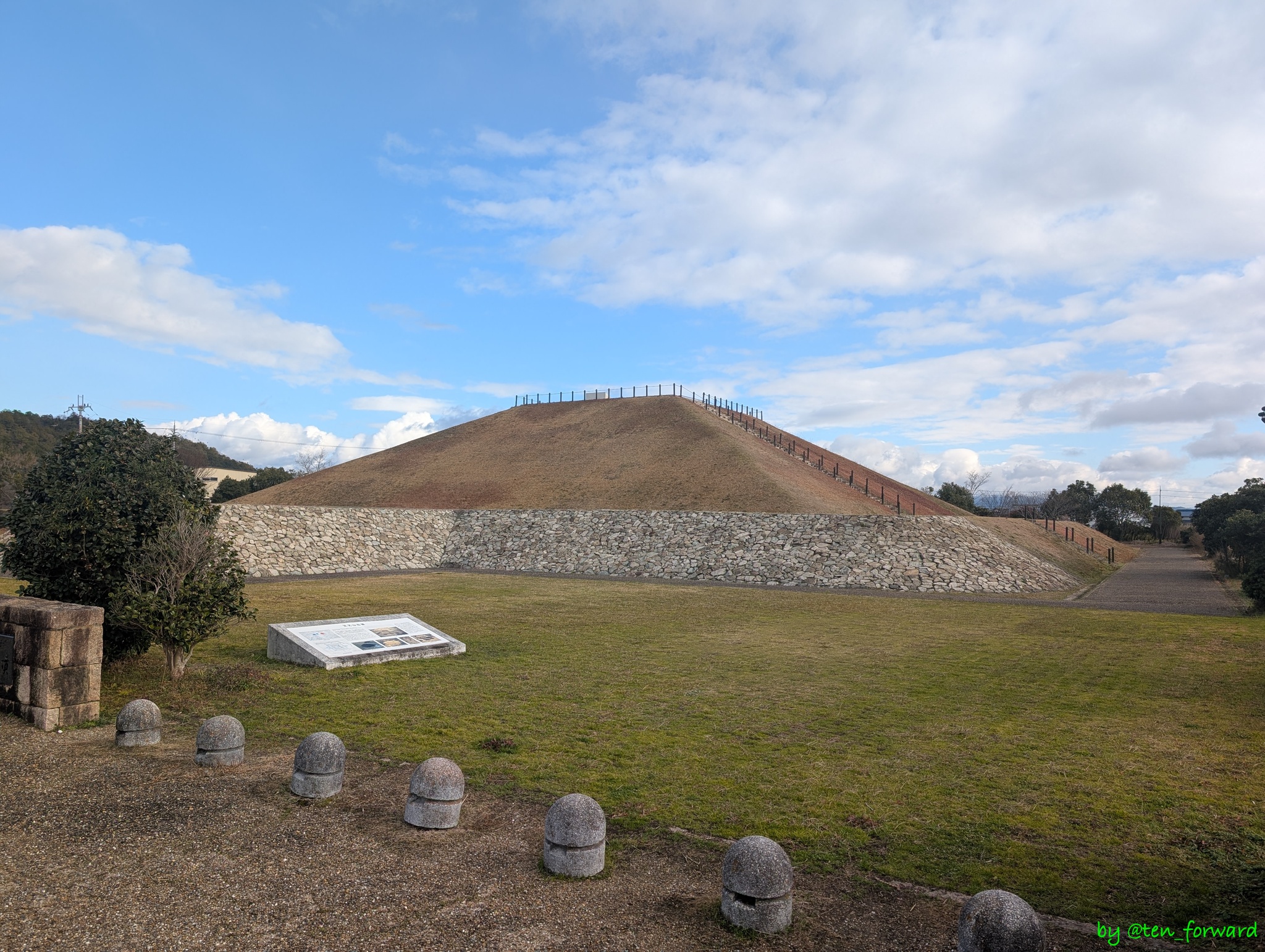 天乞山古墳(西から)