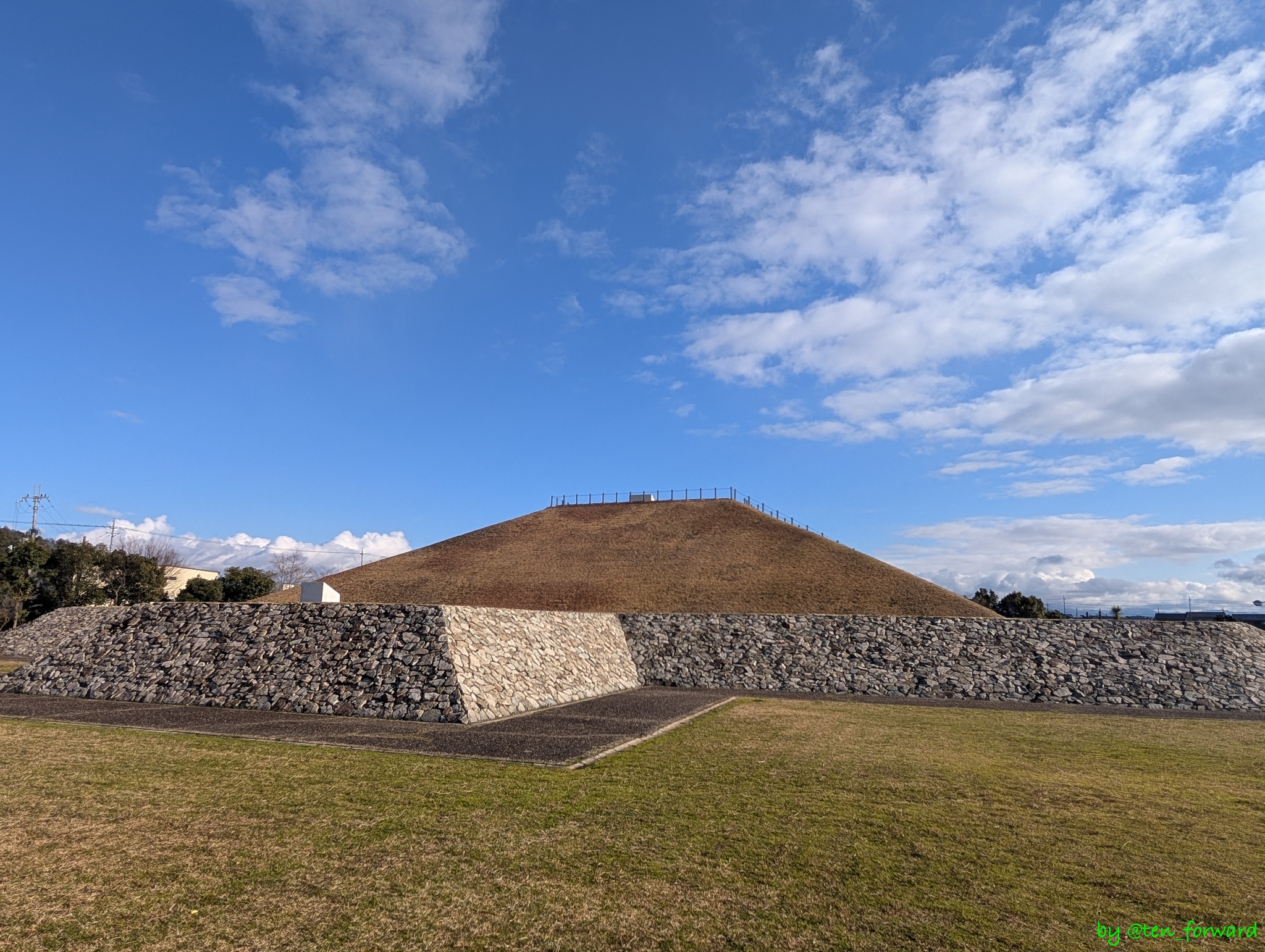 天乞山古墳（西から）