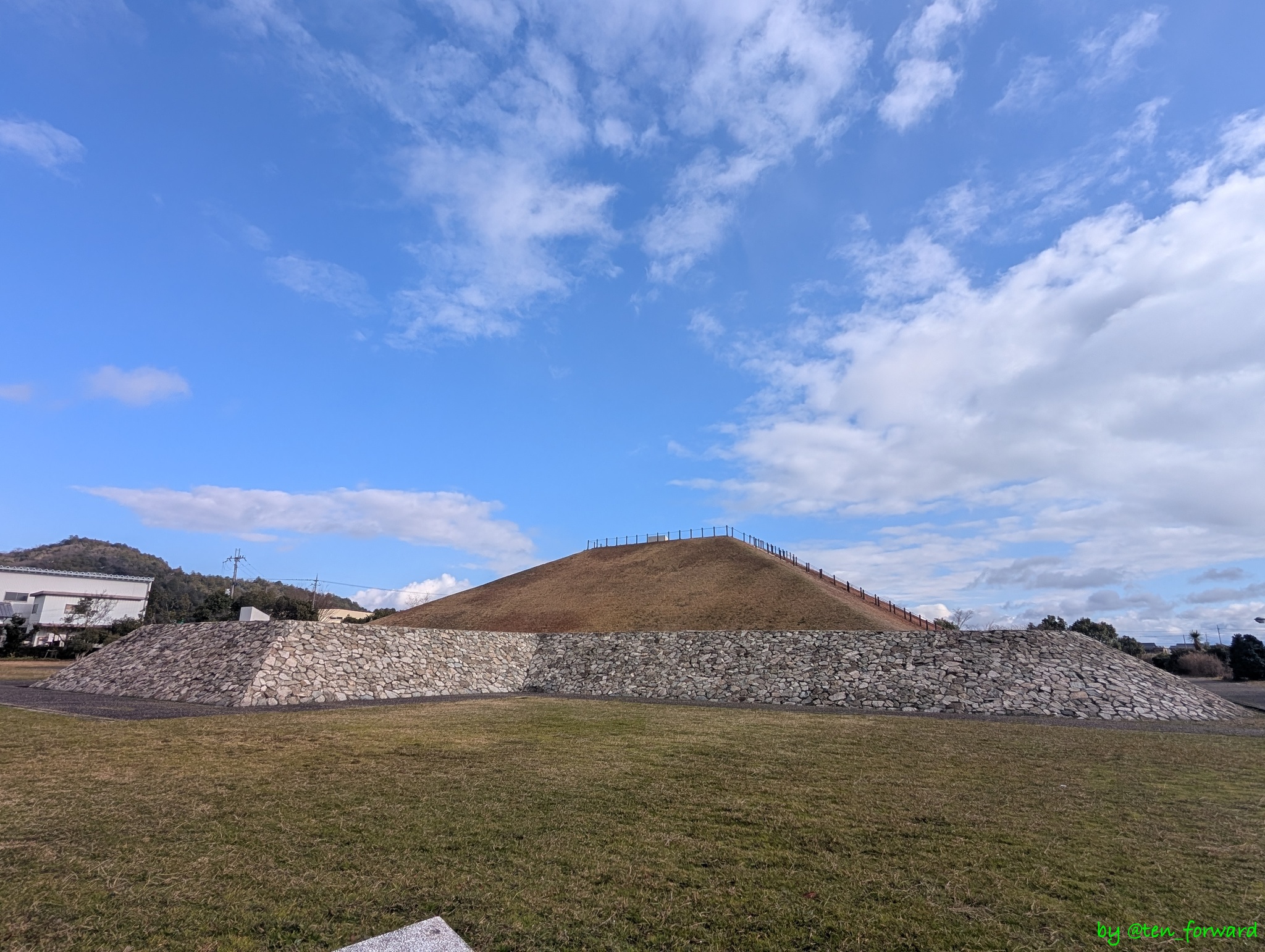 天乞山古墳（西から）