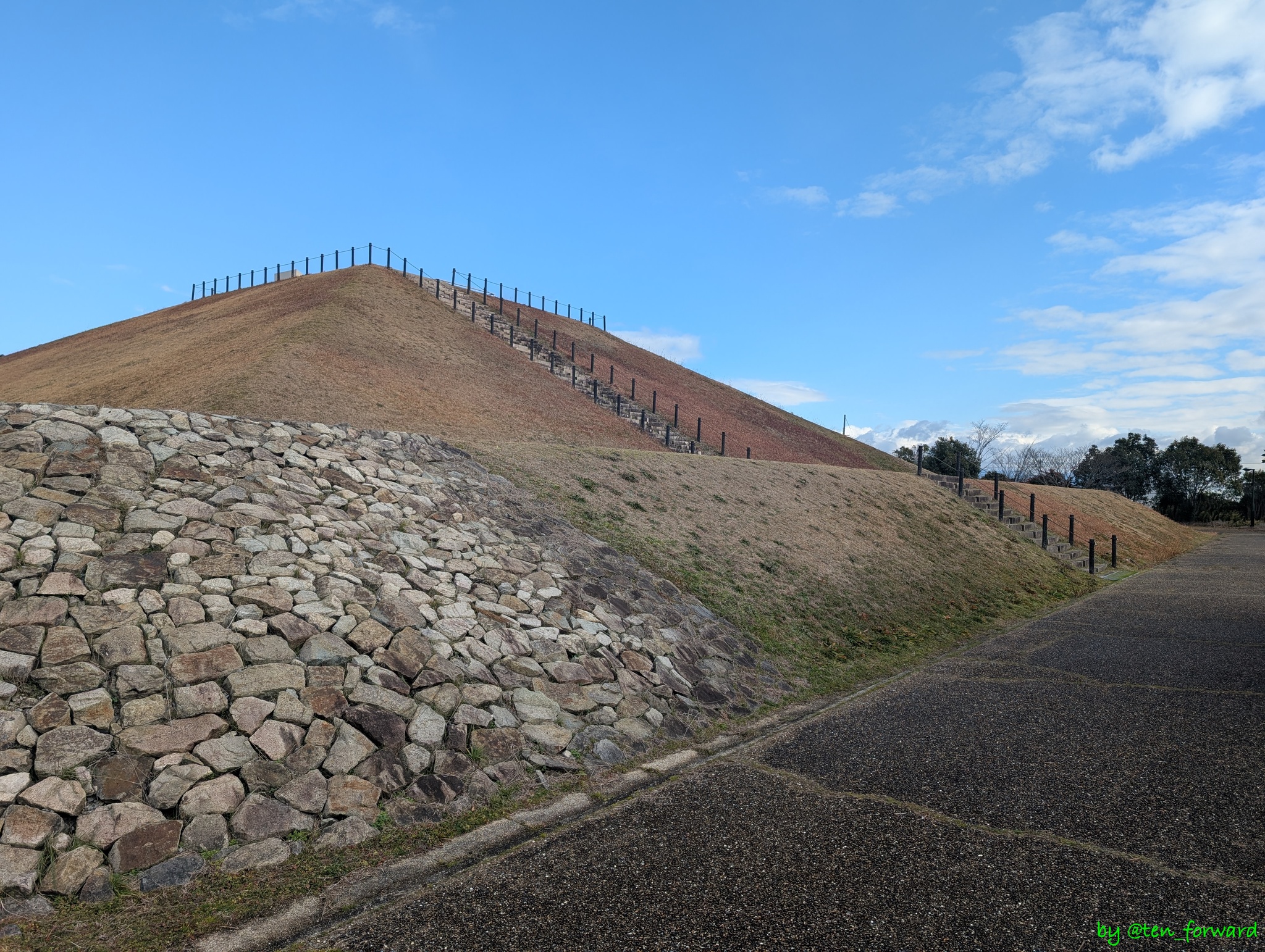 天乞山古墳(西から)