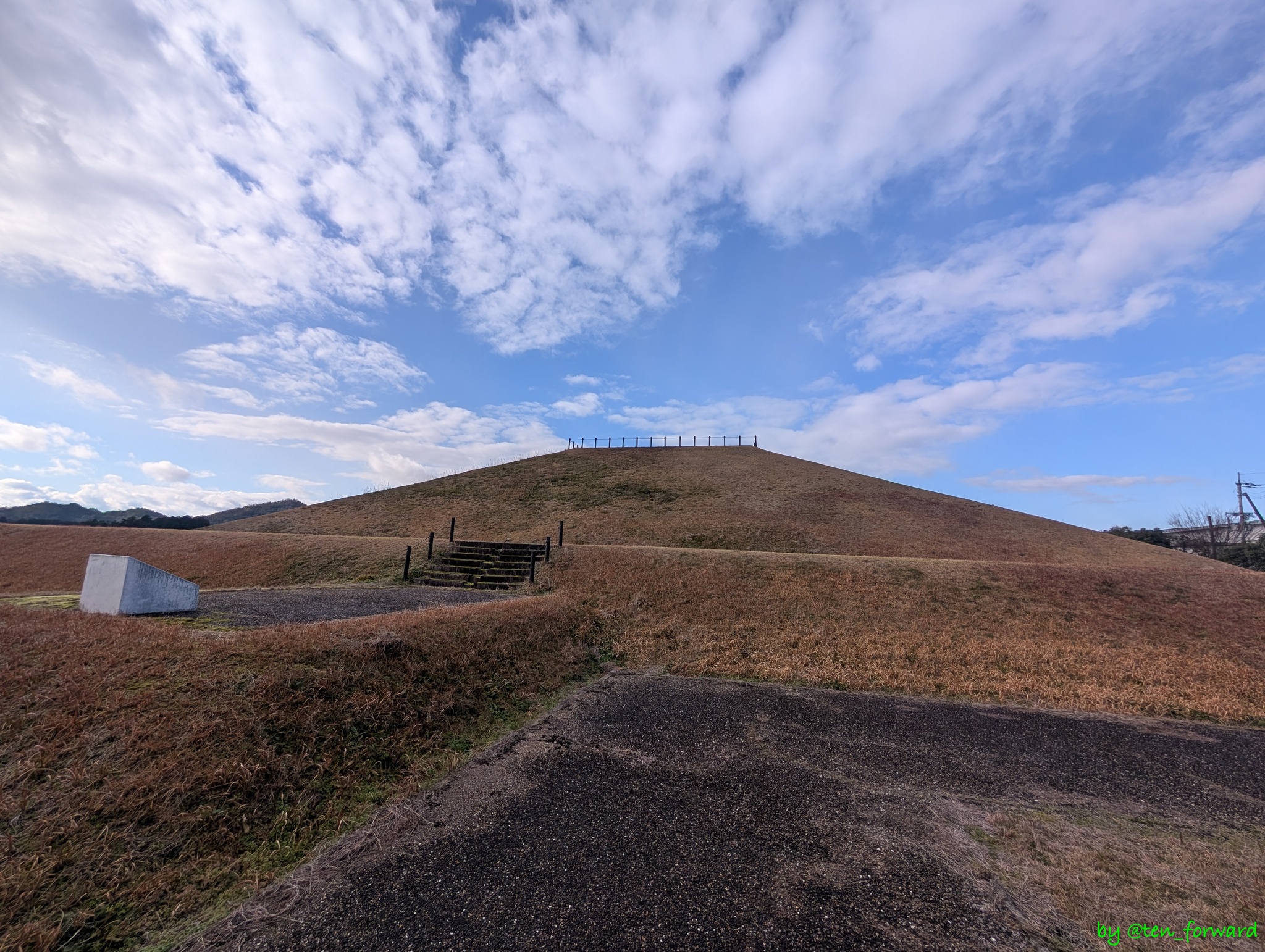 天乞山古墳(南東から)