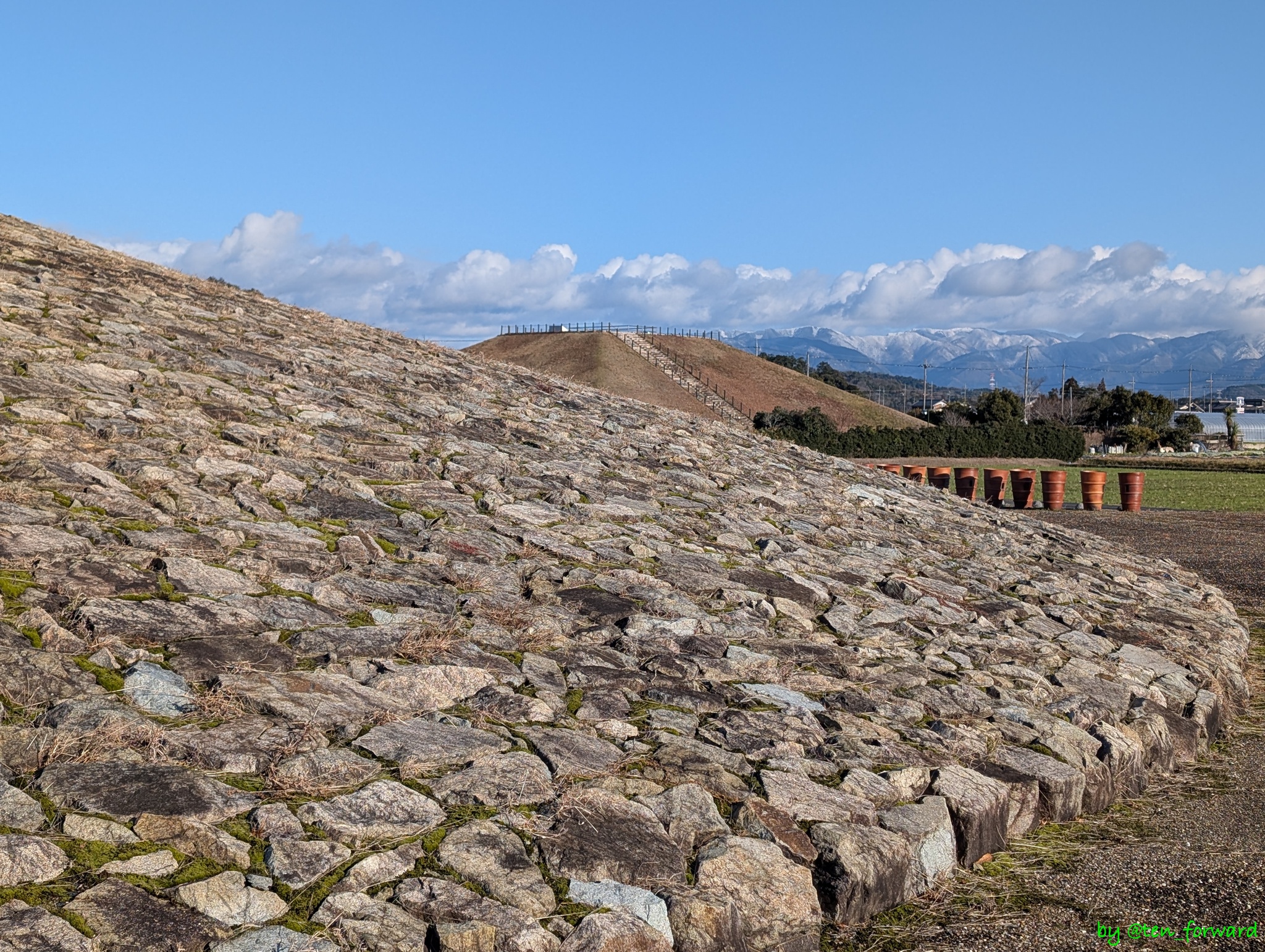 久保田山古墳(天乞山古墳をバックに)