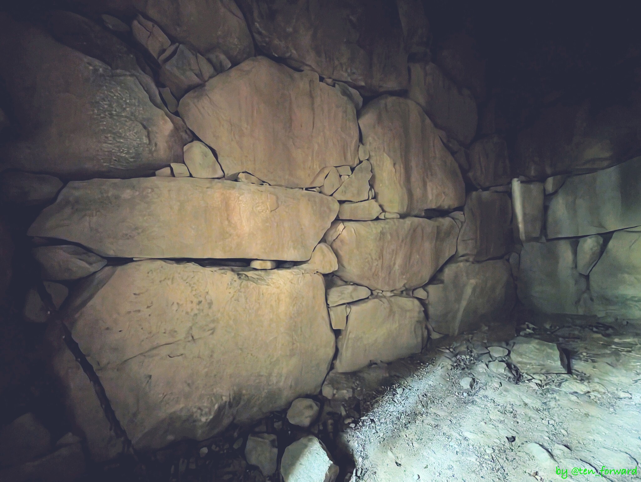 2号墳 玄室右側