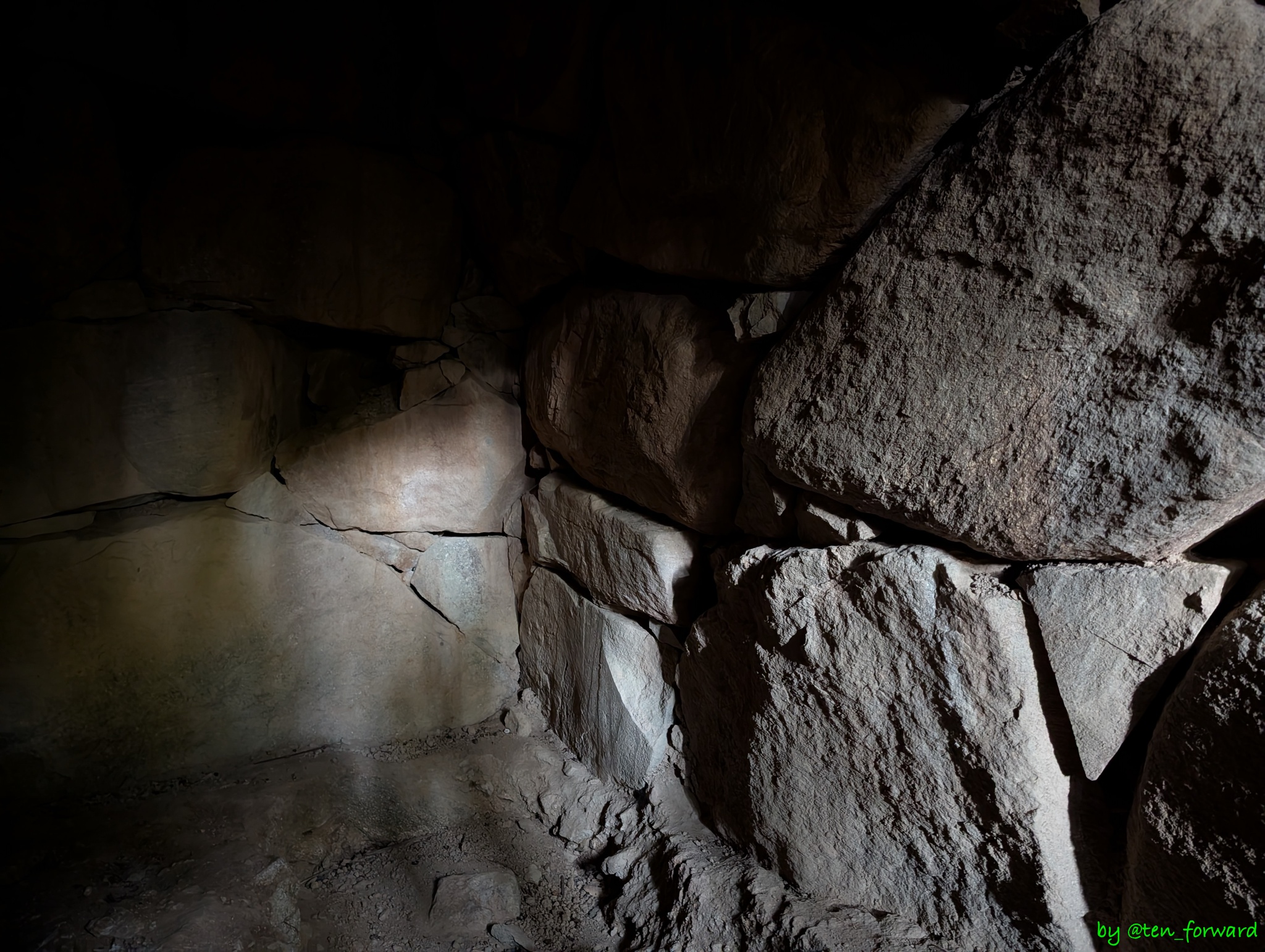 2号墳 玄室左側