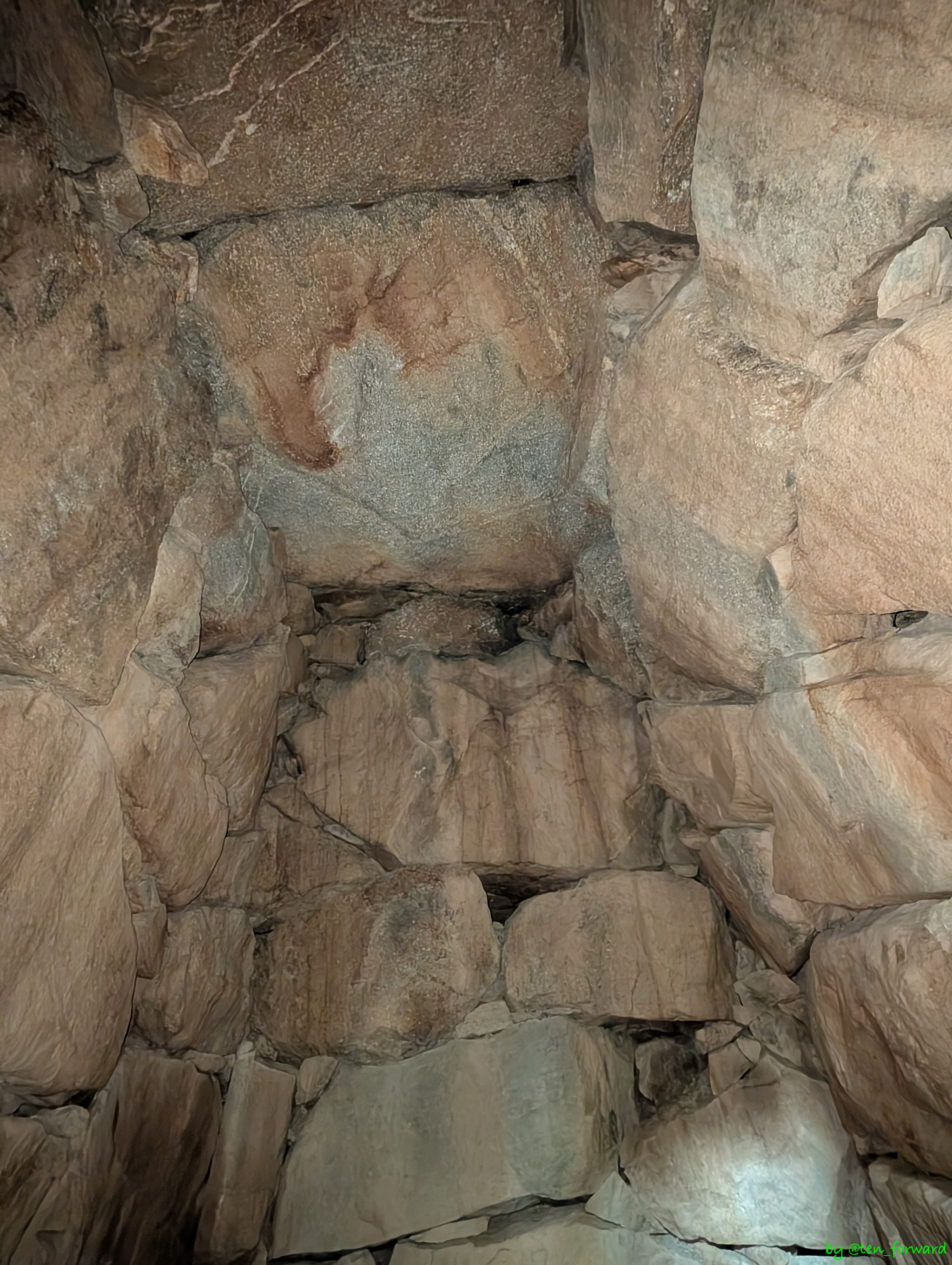 2号墳 玄室奥と天井部