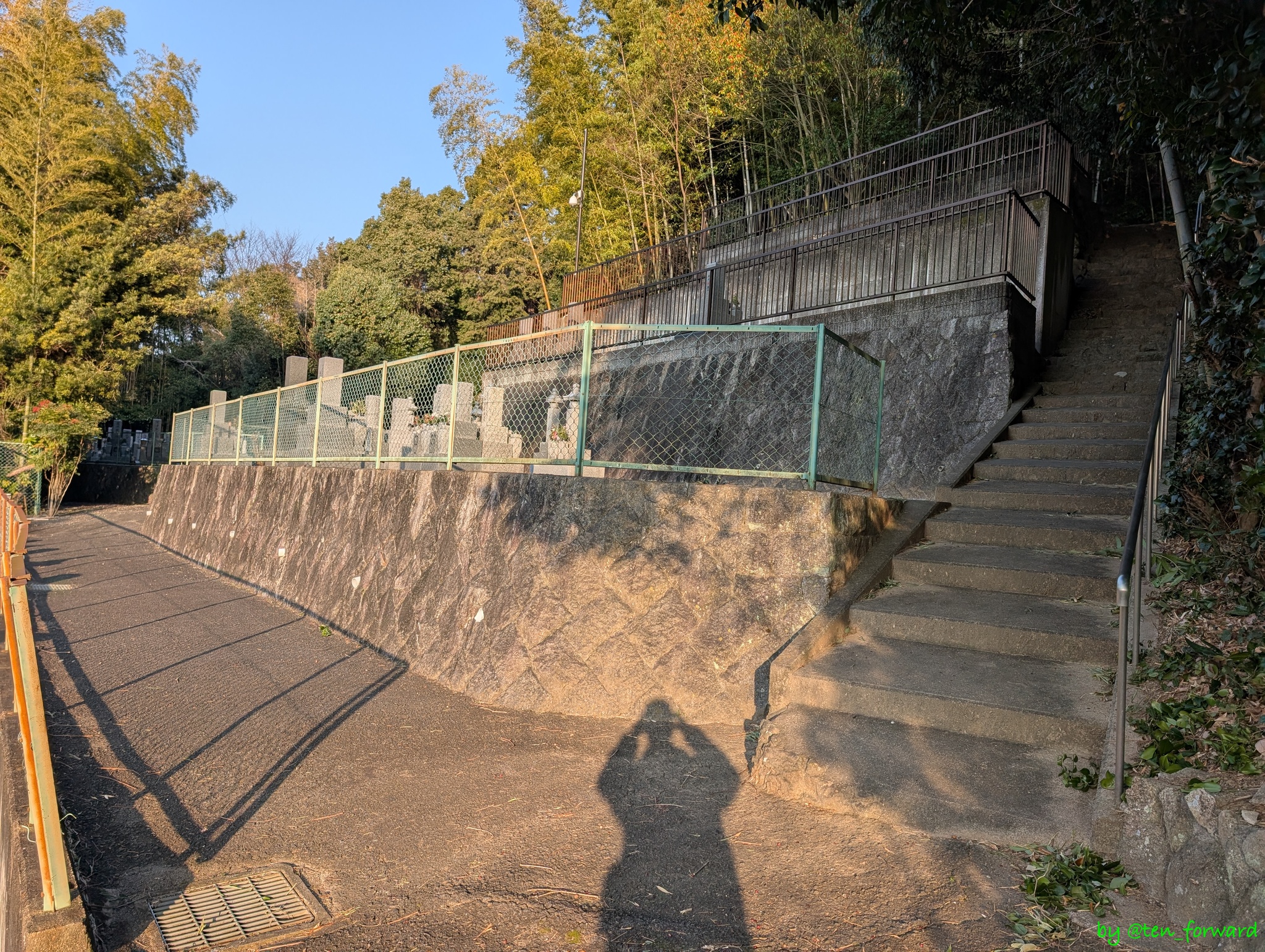 1号墳への階段。左へ行くと2, 3号墳