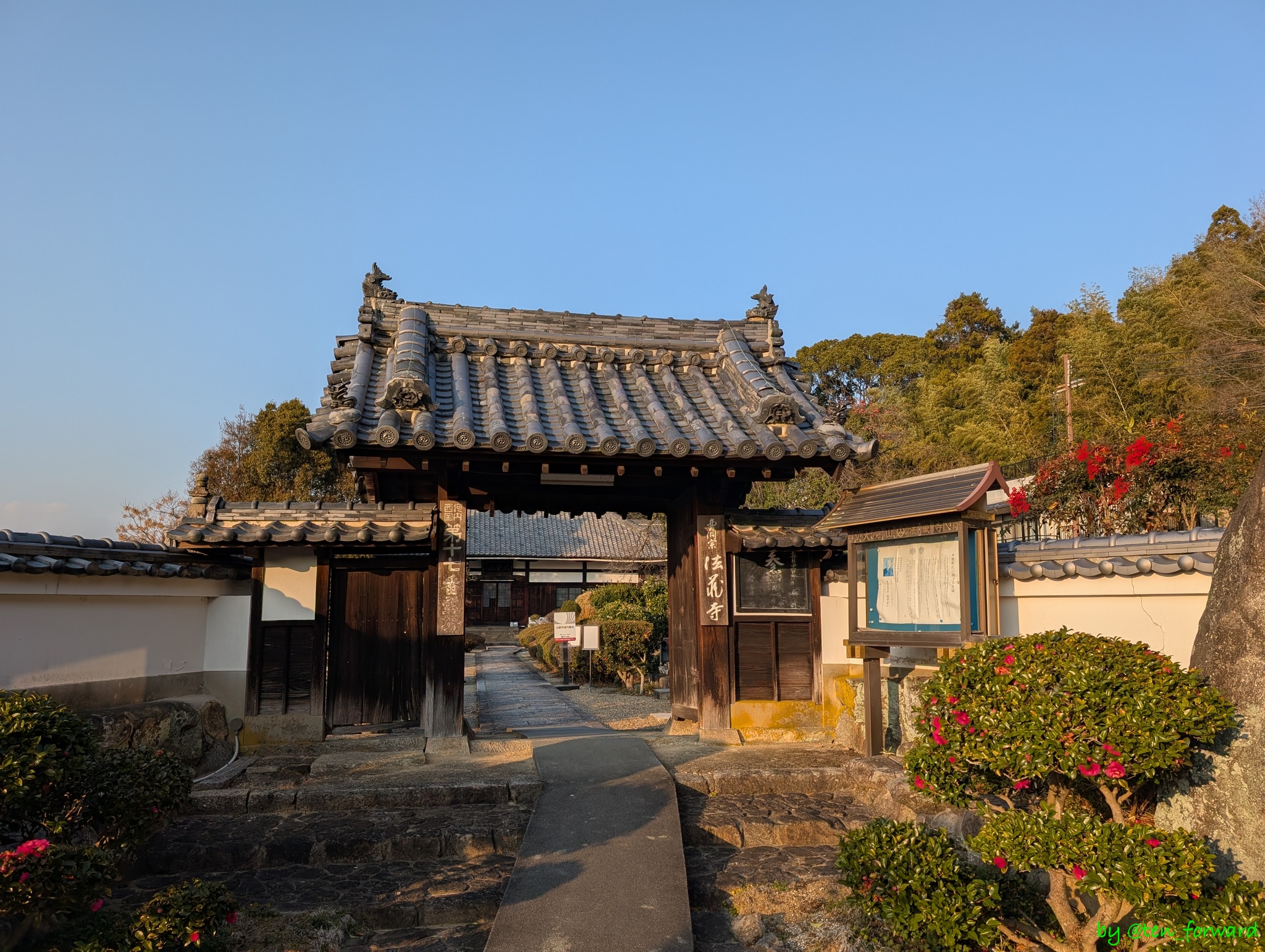 法蔵寺の門。ここをくぐらずに右に曲がる