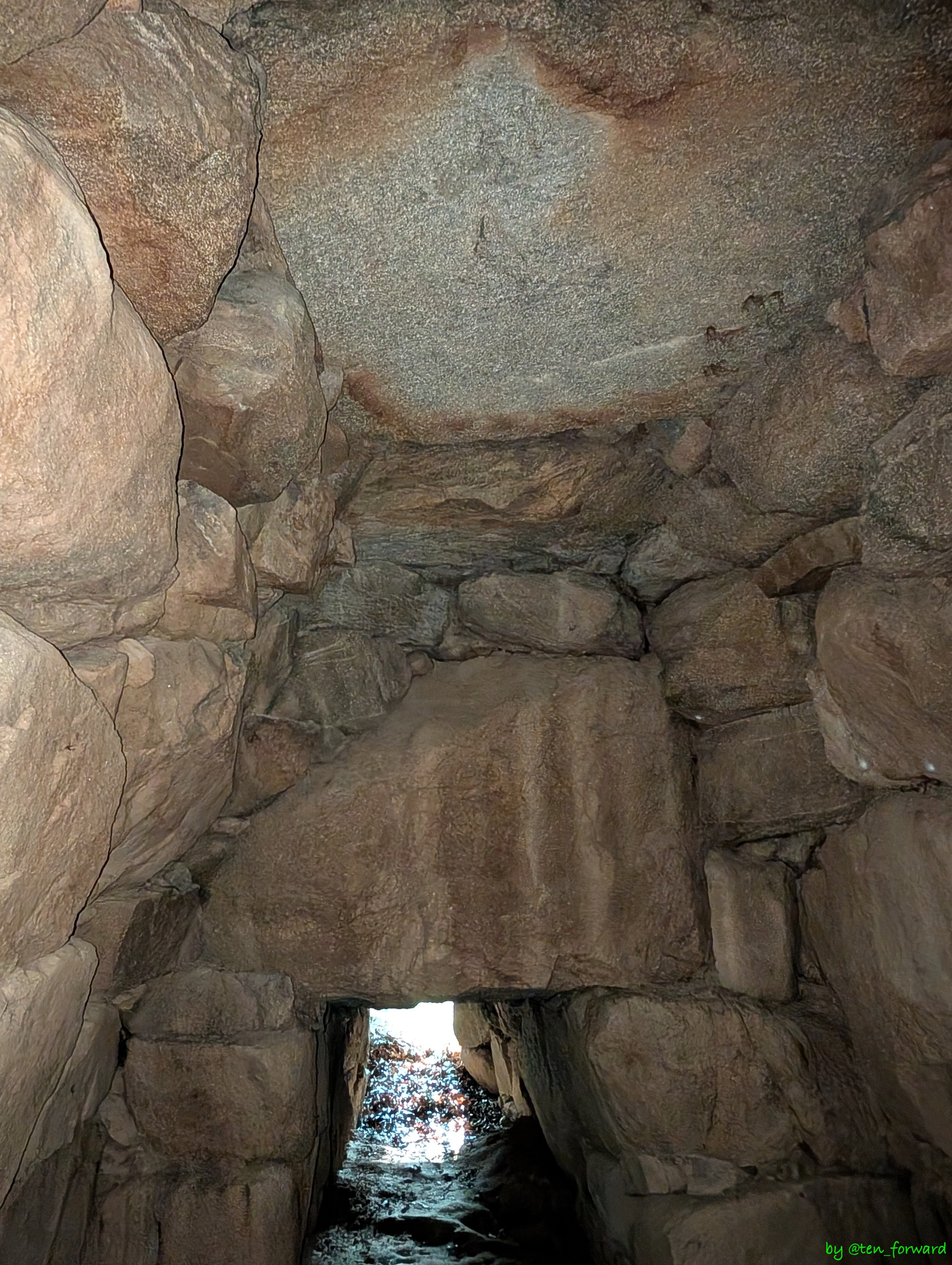 1号墳 玄室から羨道