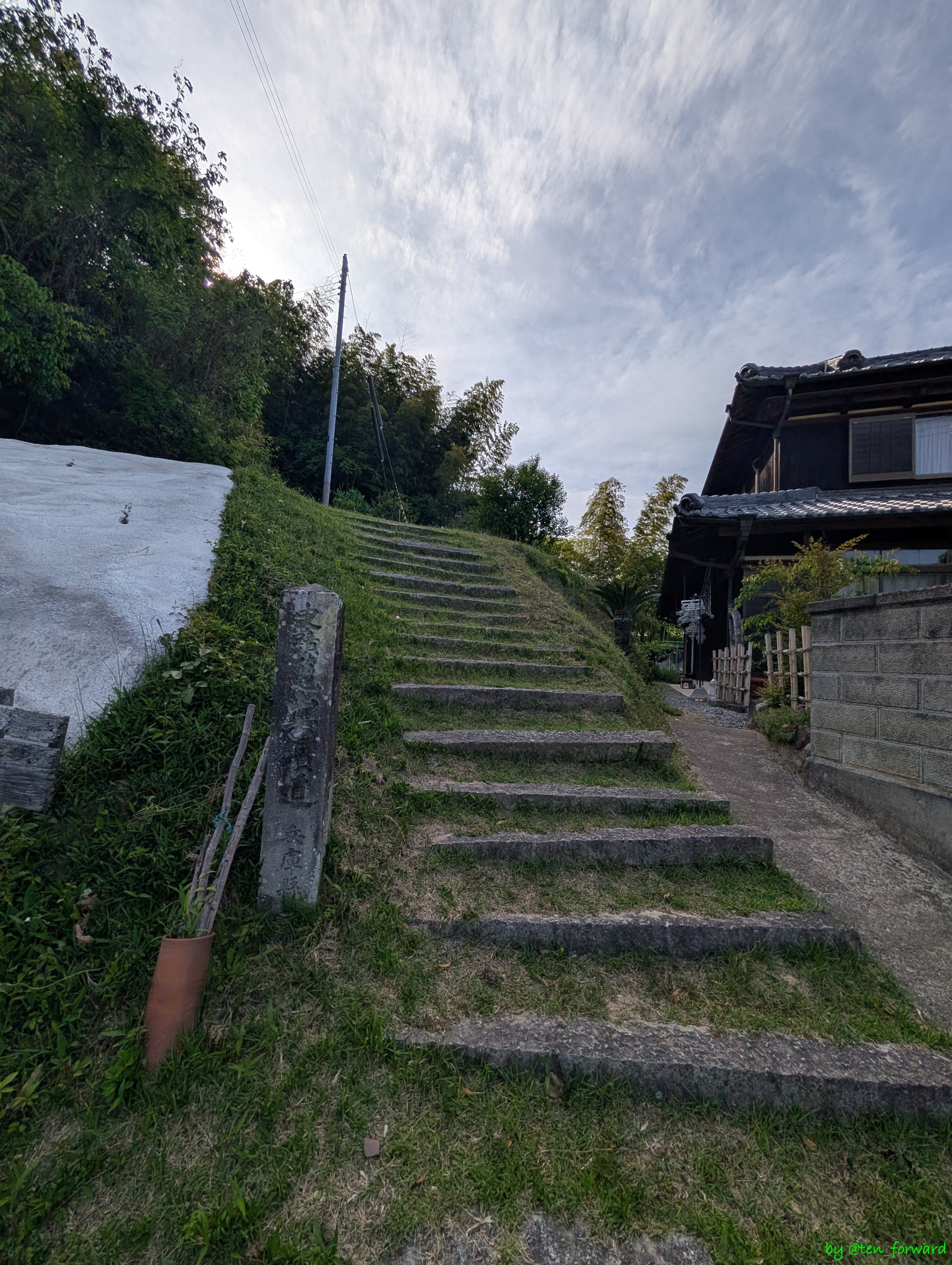 史蹟亀山古墳道