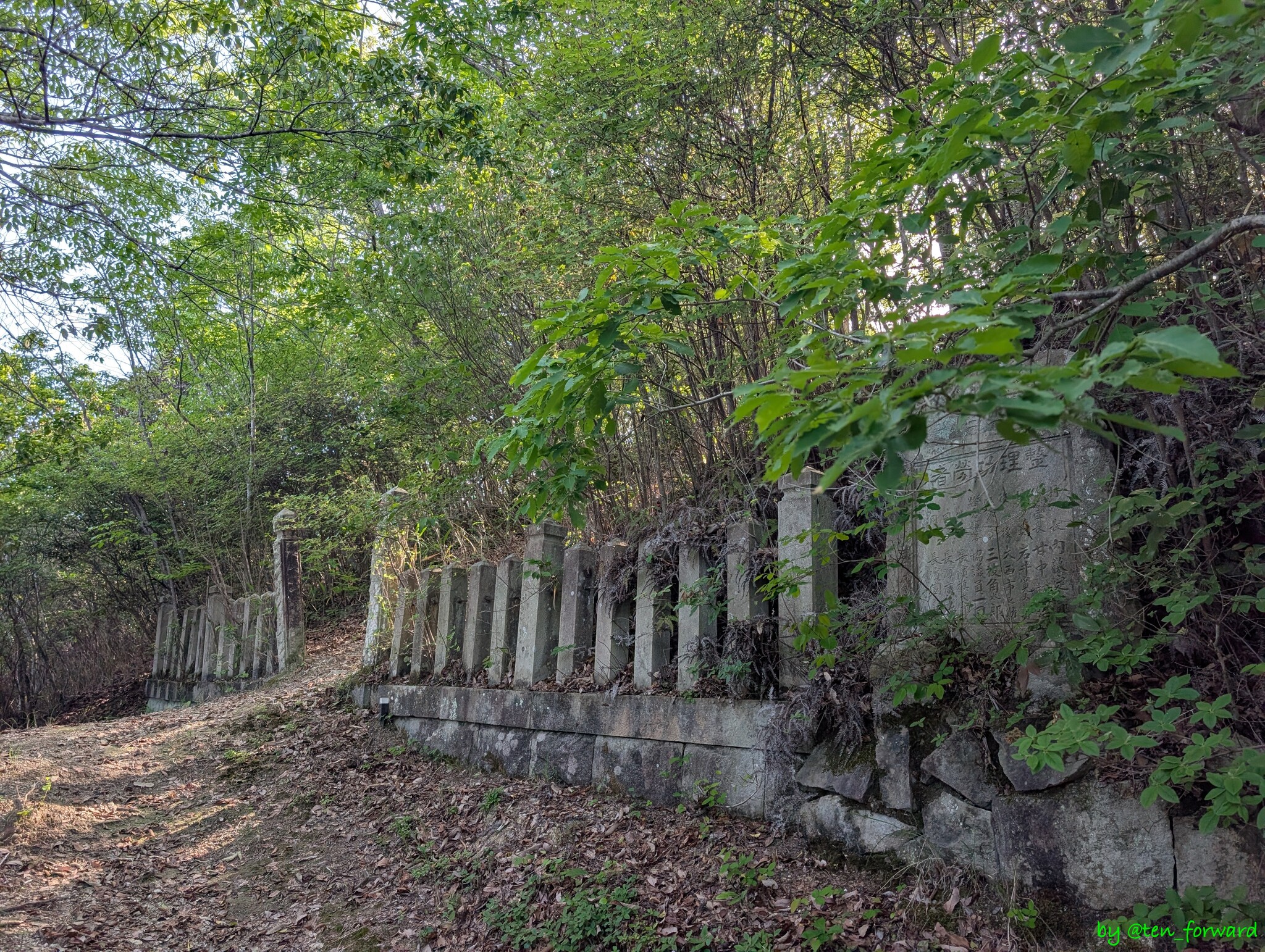 山頂手前の石碑