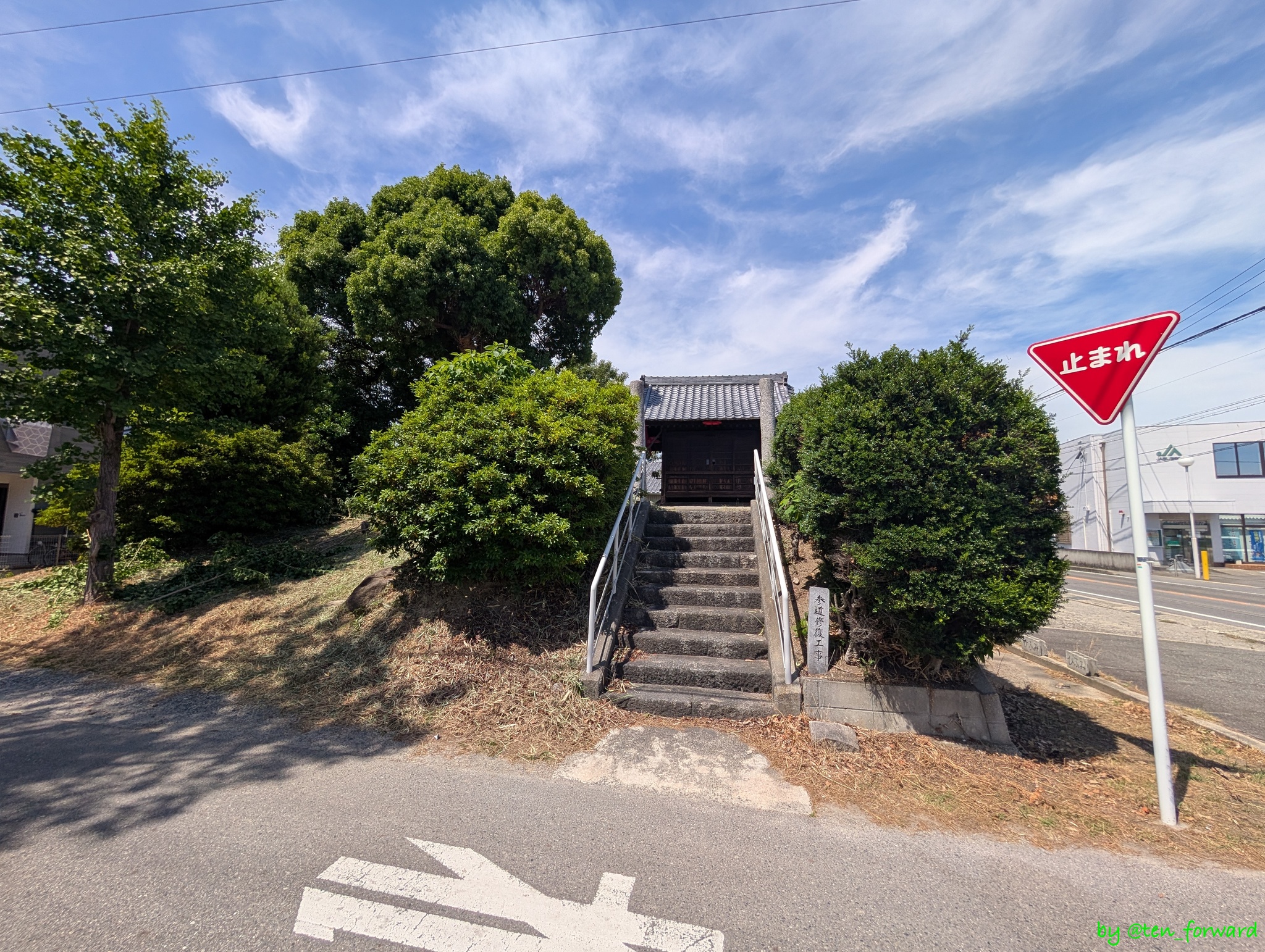愛染古墳（南側正面から）